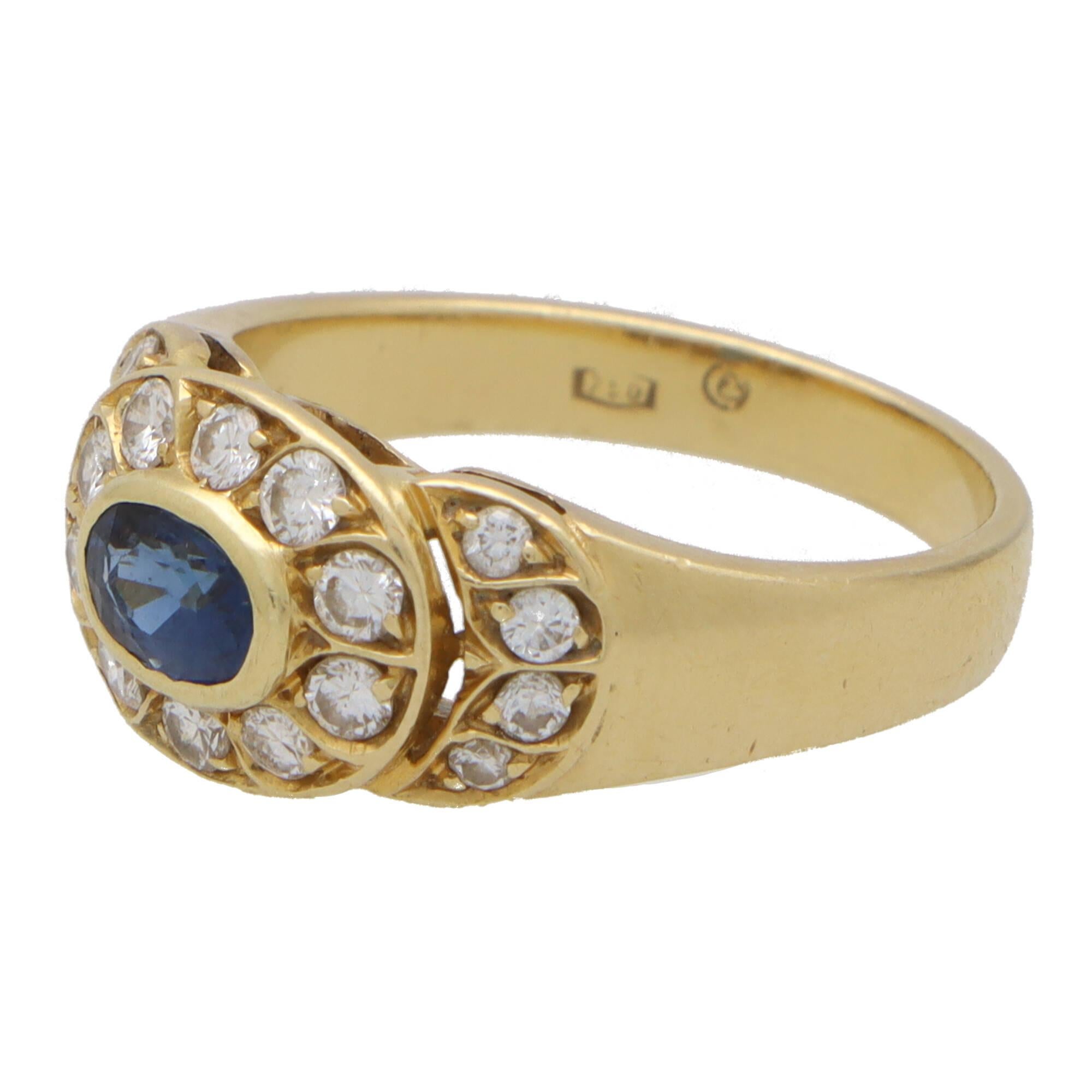 Taille ovale Bague vintage d'inspiration rétro sertie de saphirs et de diamants en or jaune 18 carats en vente