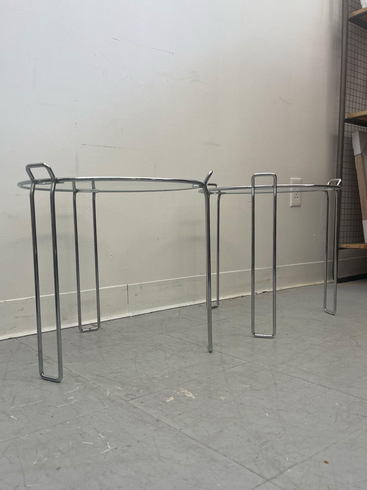 Vintage Retro Italian Chrome Toned Pair of Tripod Nesting Tables by Saporiti In Good Condition For Sale In Seattle, WA