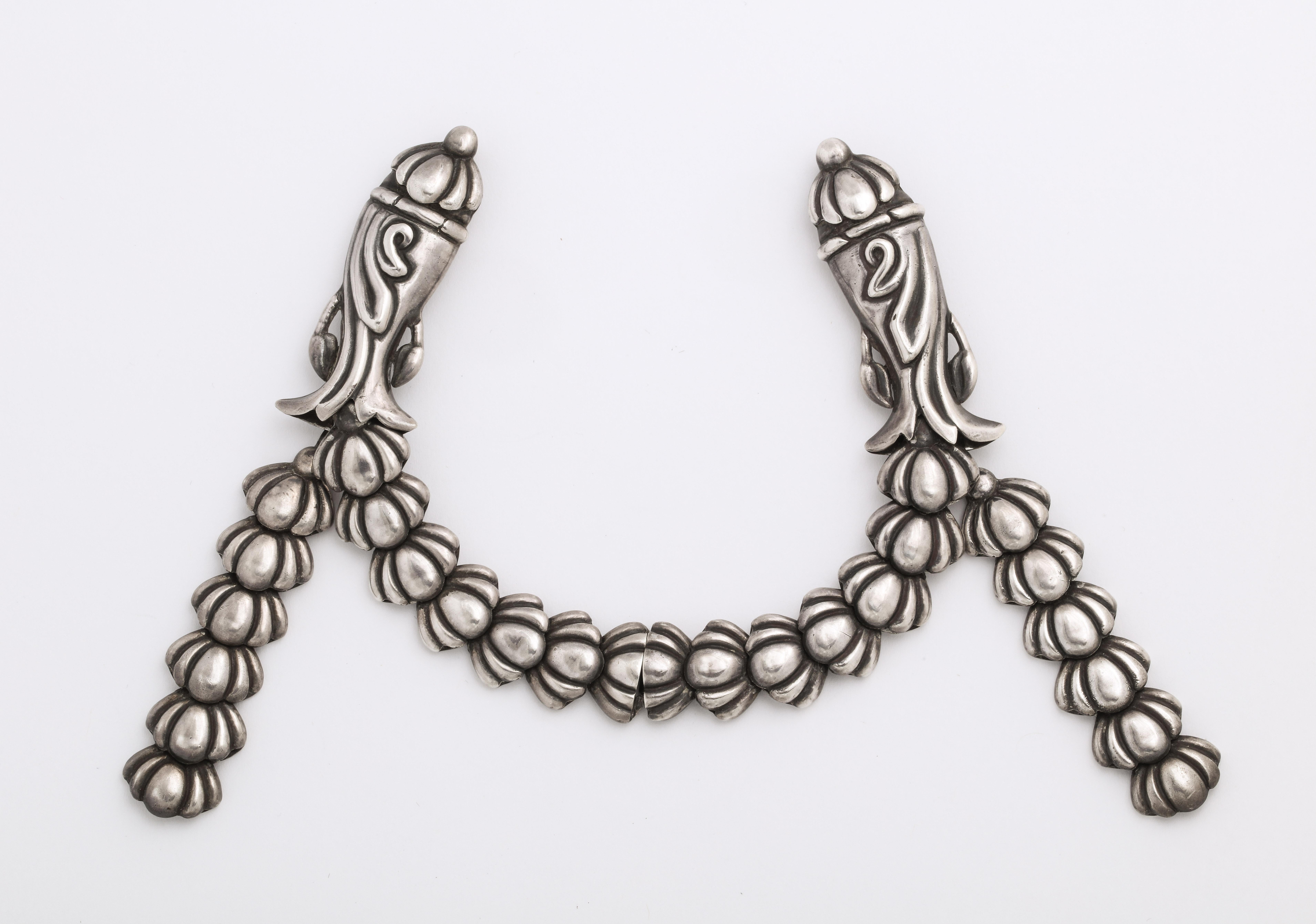 Eine ungewöhnliche Kreation von Los Castillo aus den 1940er Jahren ist der Mantelhalter oder ein Paar Broschen, die von der Hand des bekannten mexikanischen Juweliers stammen. Es ist eines seiner seltenen Stücke und ungewöhnlich, die beiden Teile zu