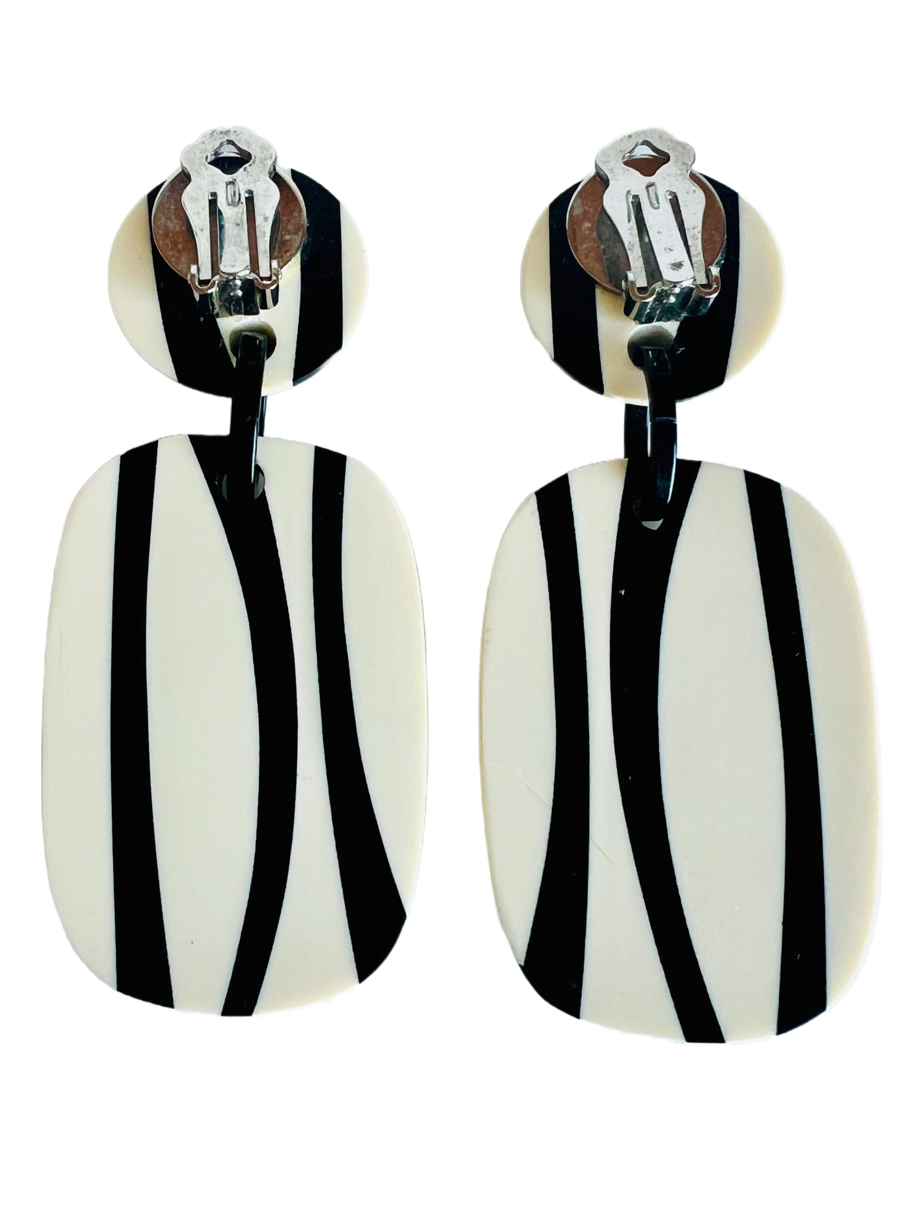 Vintage Retro Massive Résine noire blanche Clip Long Dangle Drop 3-1/4 Earrings 80s Bon état - En vente à Sausalito, CA