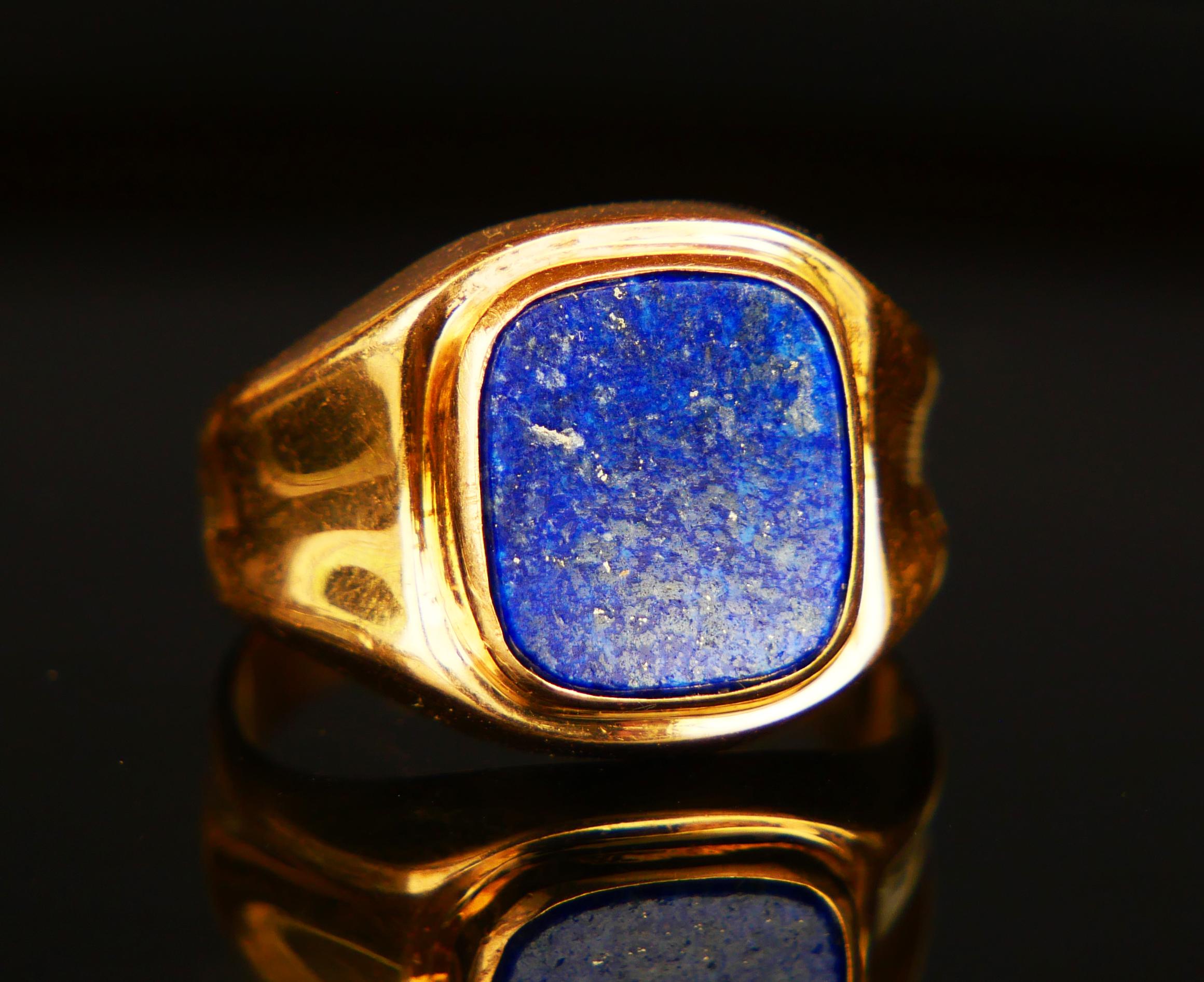 
Vintage Men Ring  in solid Yellow 18K Yellow Gold. Bezel set rectangular cut natural Lapis Lazuli stone 12 mm x 12 mm x 2.1 mm deep /ca. 7ct with flat and polished surface. 

Marked 18K

Used condition. Band and stone with very minor
