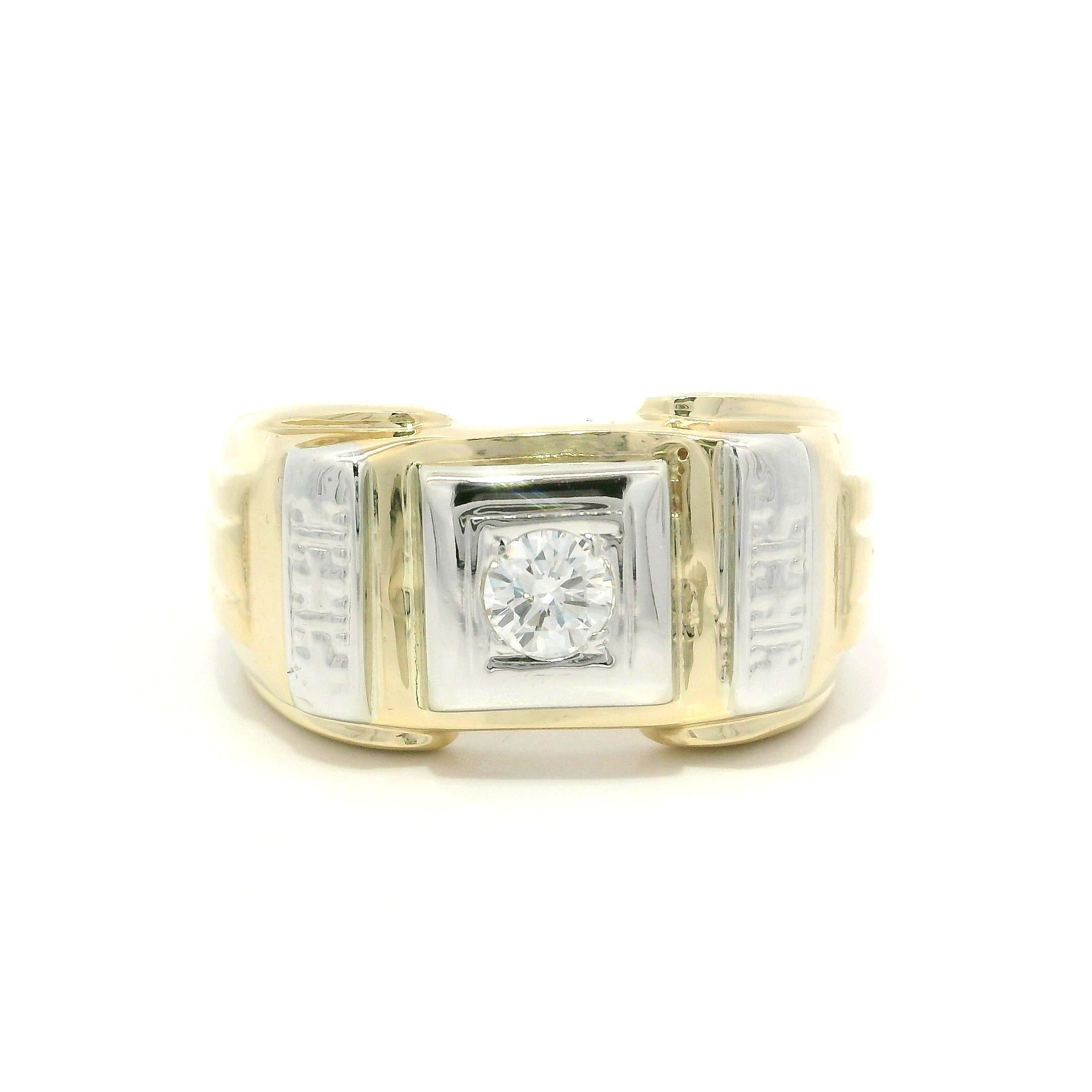 Vintage Retro Homme or jaune et blanc 0.25ctw Fiery Diamond Grooved Band Ring en vente 6