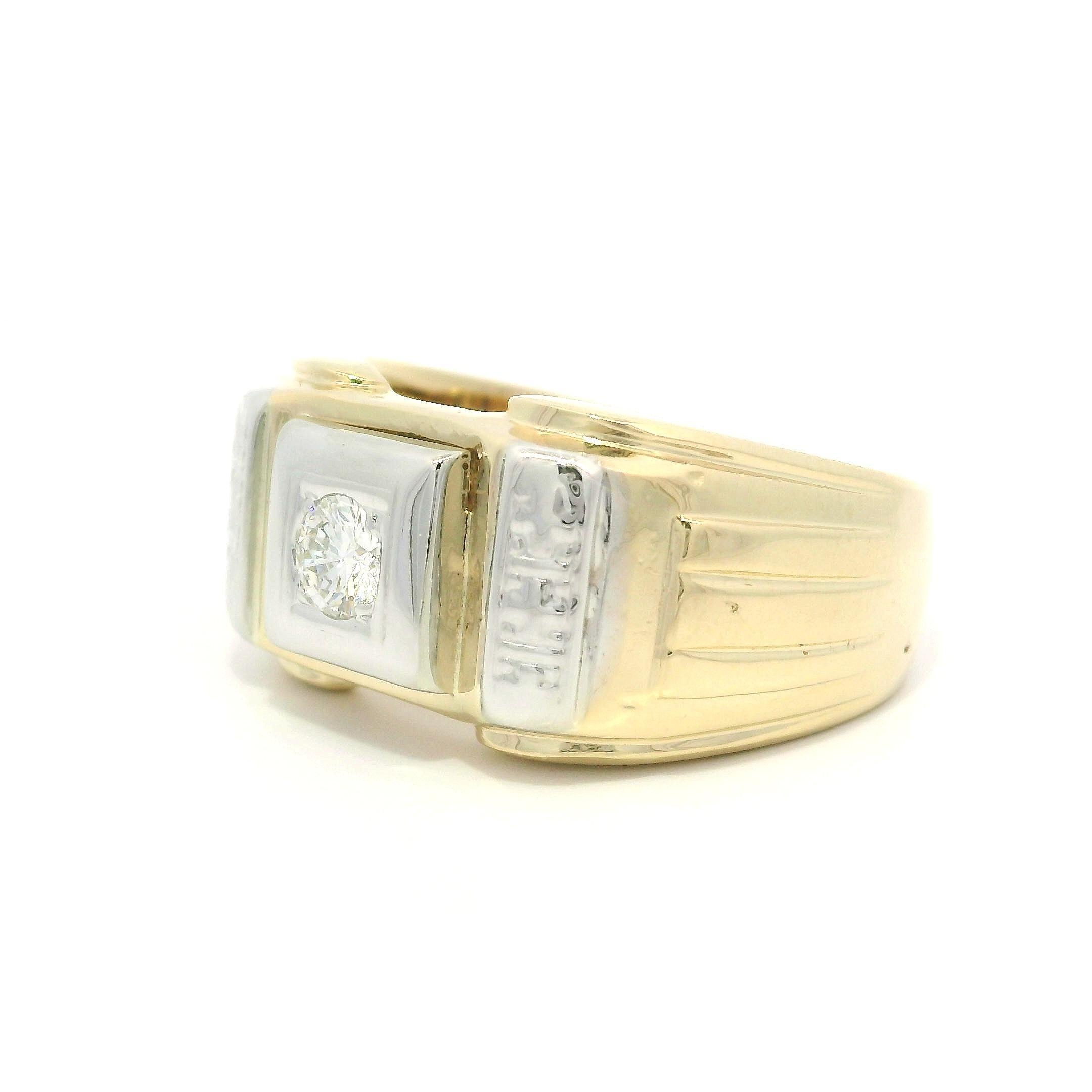 Vintage Retro Homme or jaune et blanc 0.25ctw Fiery Diamond Grooved Band Ring en vente 7