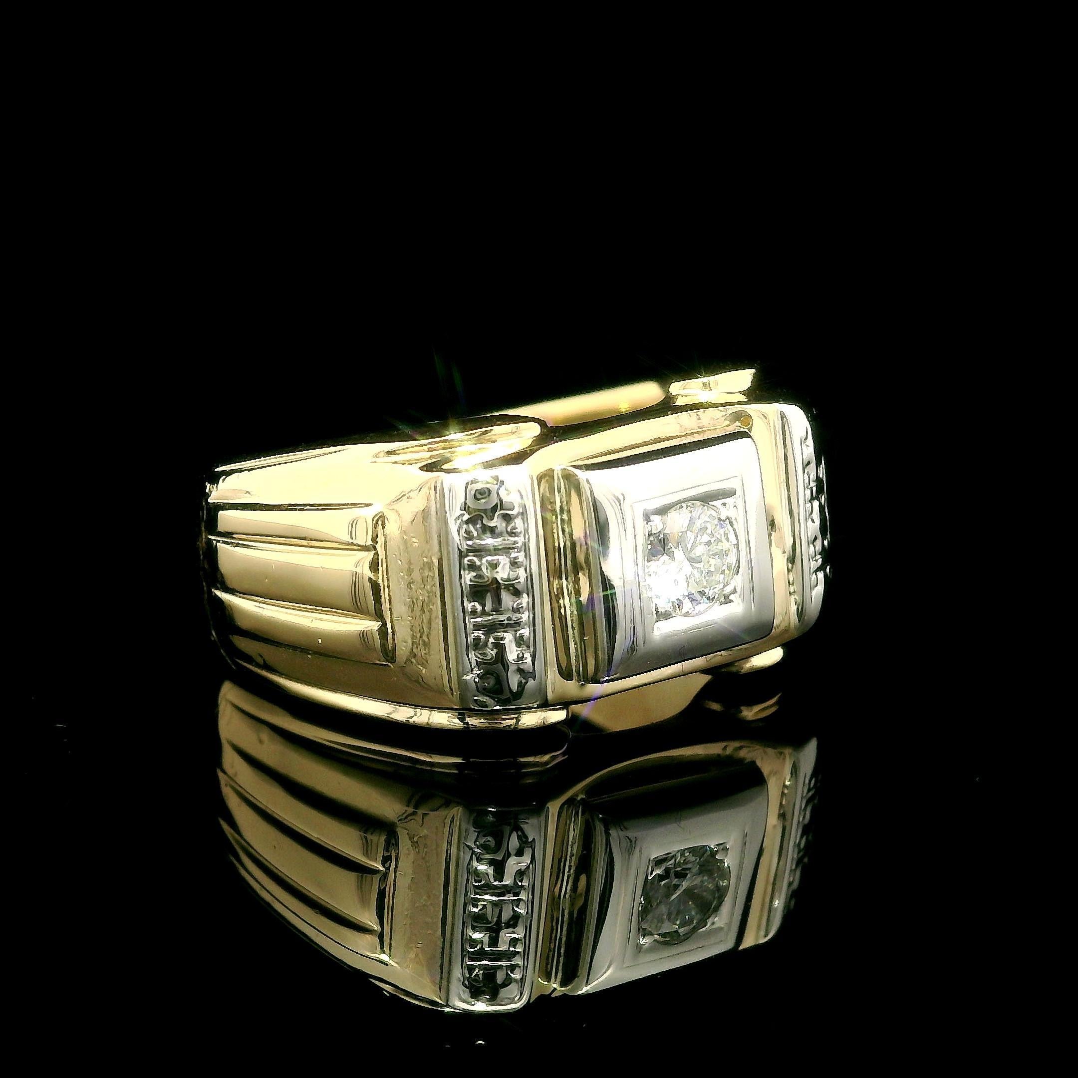 --Pierre(s) :...
(1) Diamant véritable naturel - taille ronde et brillante - serti clos - couleur G - pureté VS1 - 0,25ctw (approx.)

MATERIAL : Or jaune 14 massif avec accents en or blanc
Poids : 11,47 grammes
Taille de la bague : 9.0 (ajustée au