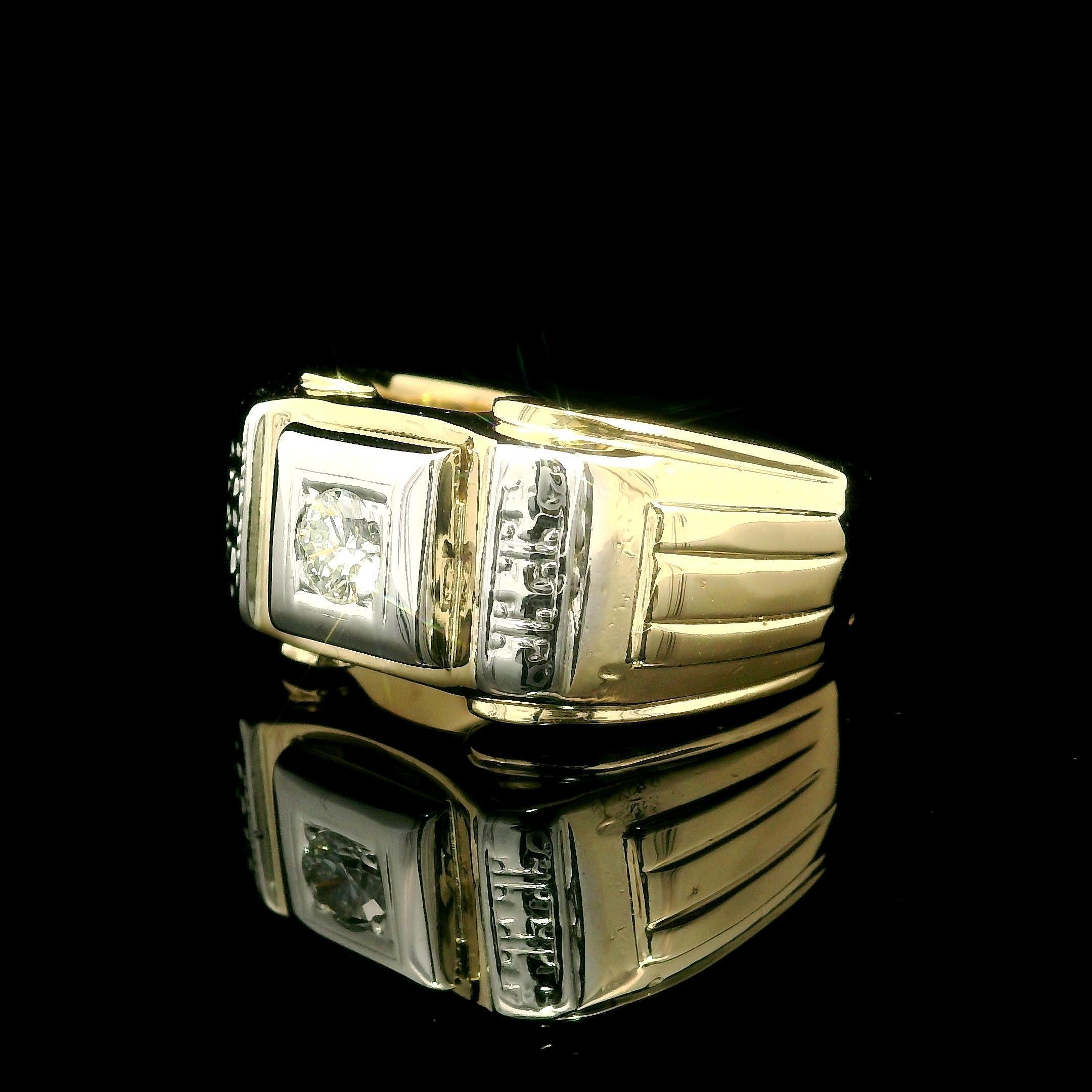 Taille brillant Vintage Retro Homme or jaune et blanc 0.25ctw Fiery Diamond Grooved Band Ring en vente