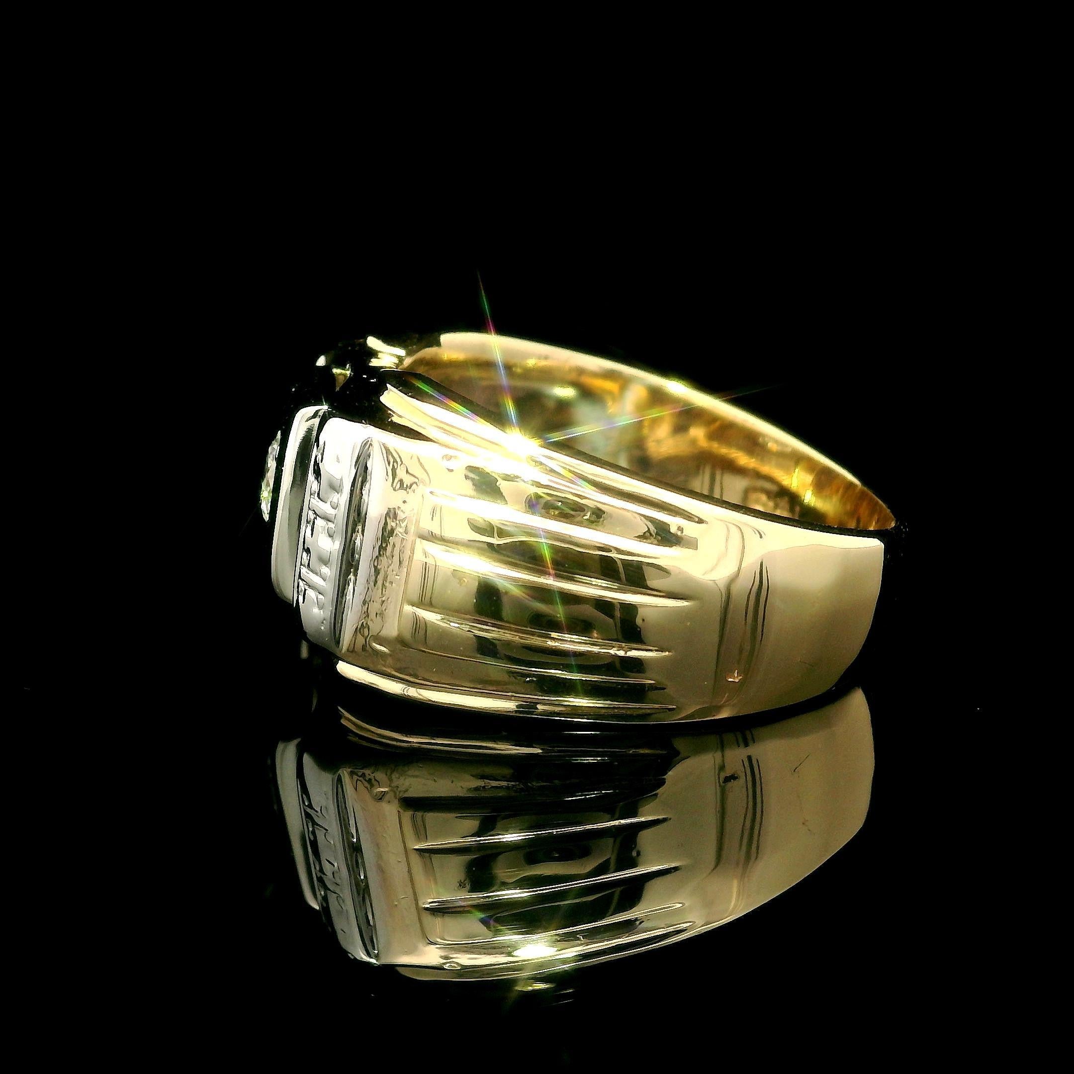 Vintage Retro Homme or jaune et blanc 0.25ctw Fiery Diamond Grooved Band Ring Excellent état - En vente à Montclair, NJ