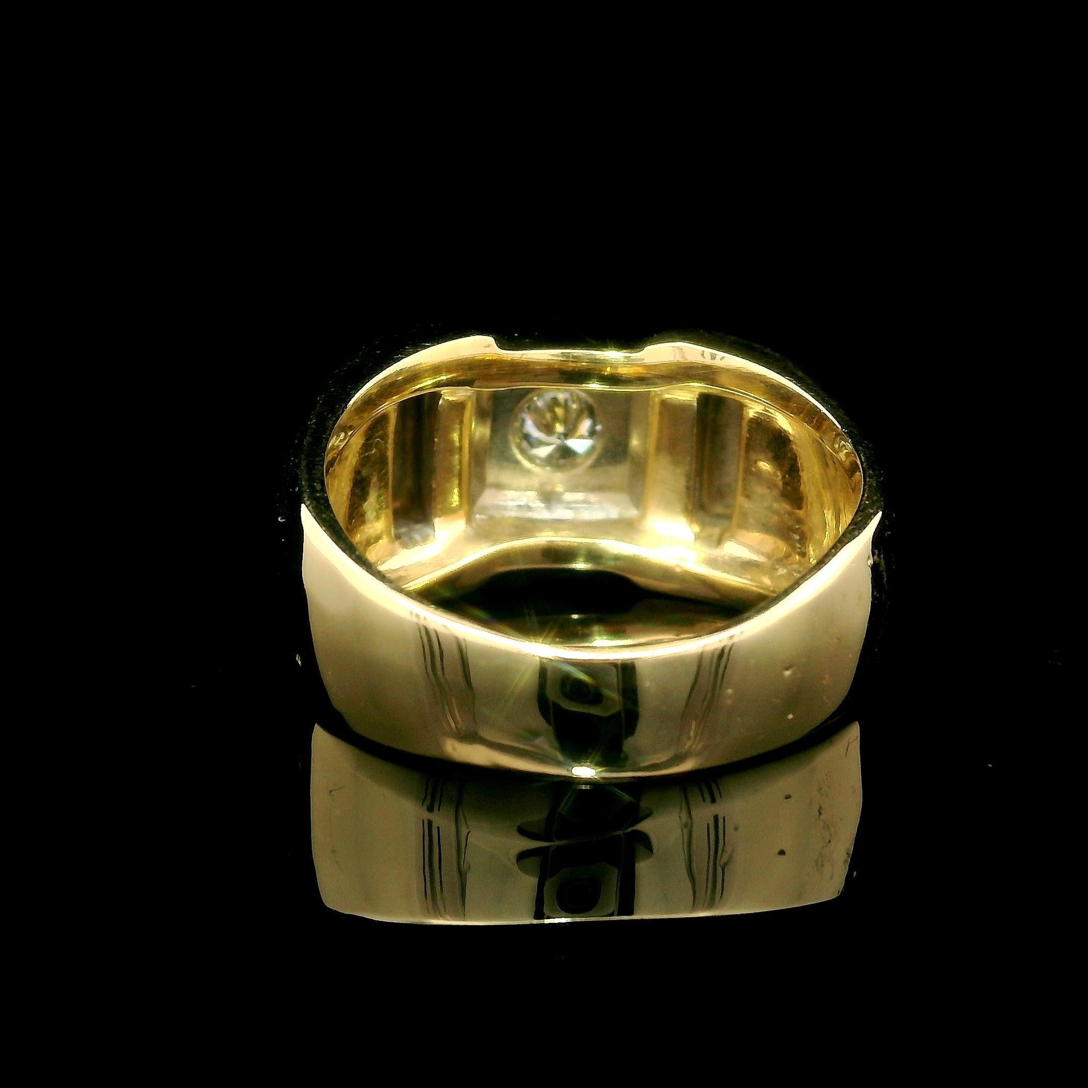 Vintage Retro Homme or jaune et blanc 0.25ctw Fiery Diamond Grooved Band Ring Pour hommes en vente
