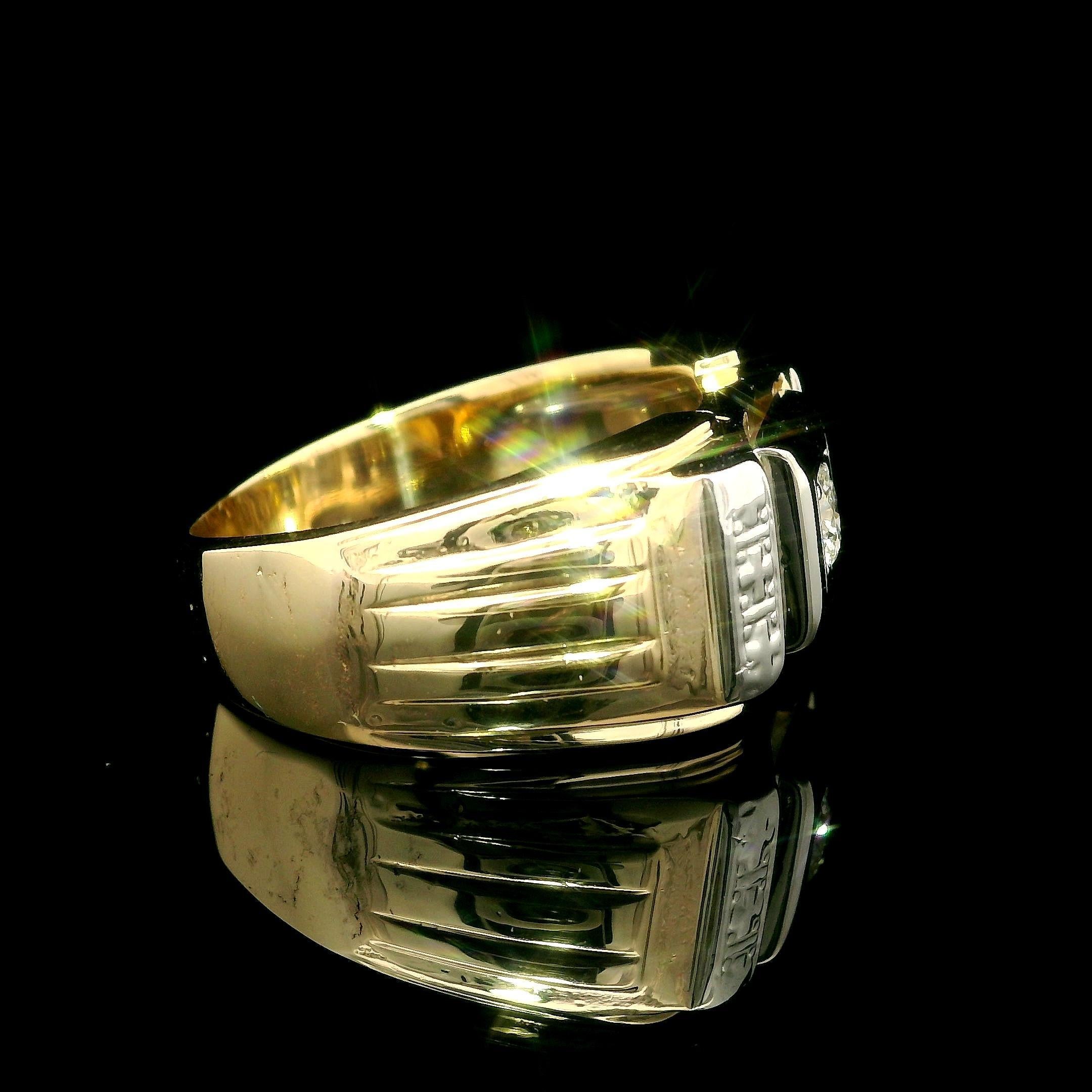 Vintage Retro Homme or jaune et blanc 0.25ctw Fiery Diamond Grooved Band Ring en vente 1