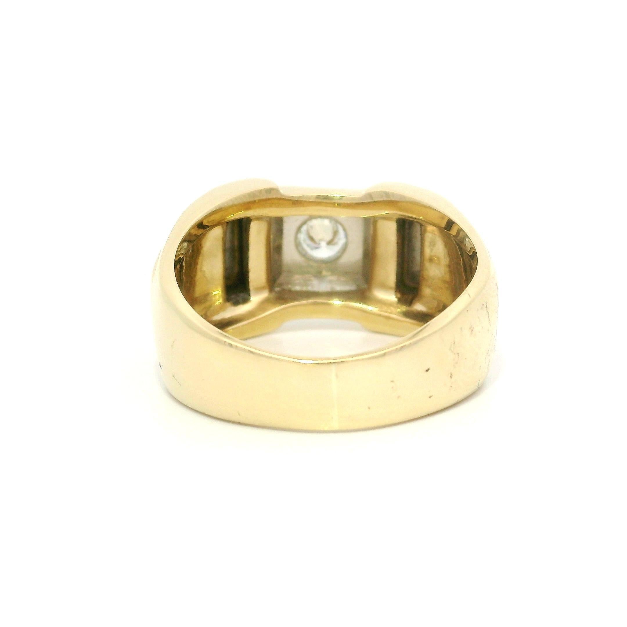 Vintage Retro Homme or jaune et blanc 0.25ctw Fiery Diamond Grooved Band Ring en vente 2