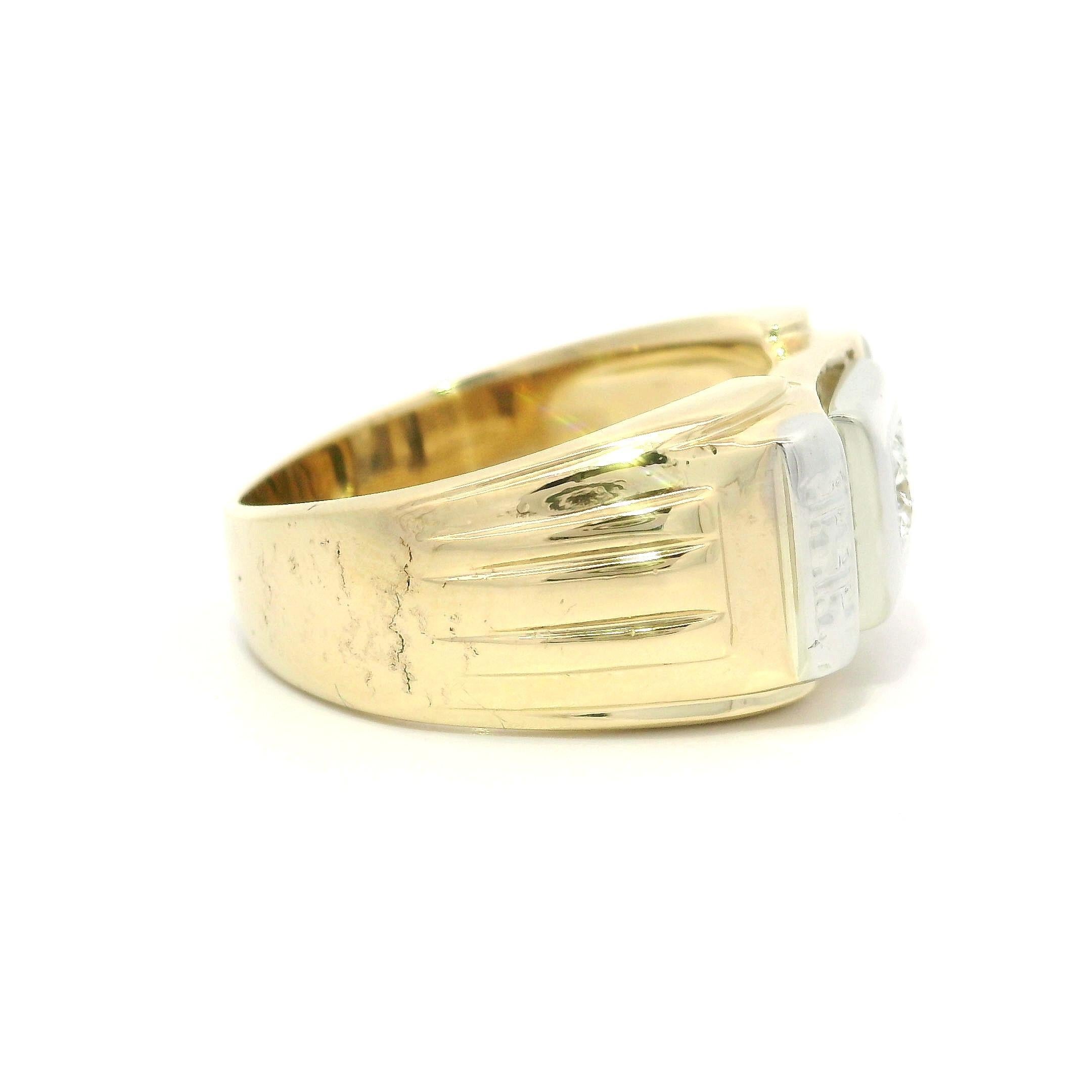 Vintage Retro Homme or jaune et blanc 0.25ctw Fiery Diamond Grooved Band Ring en vente 3