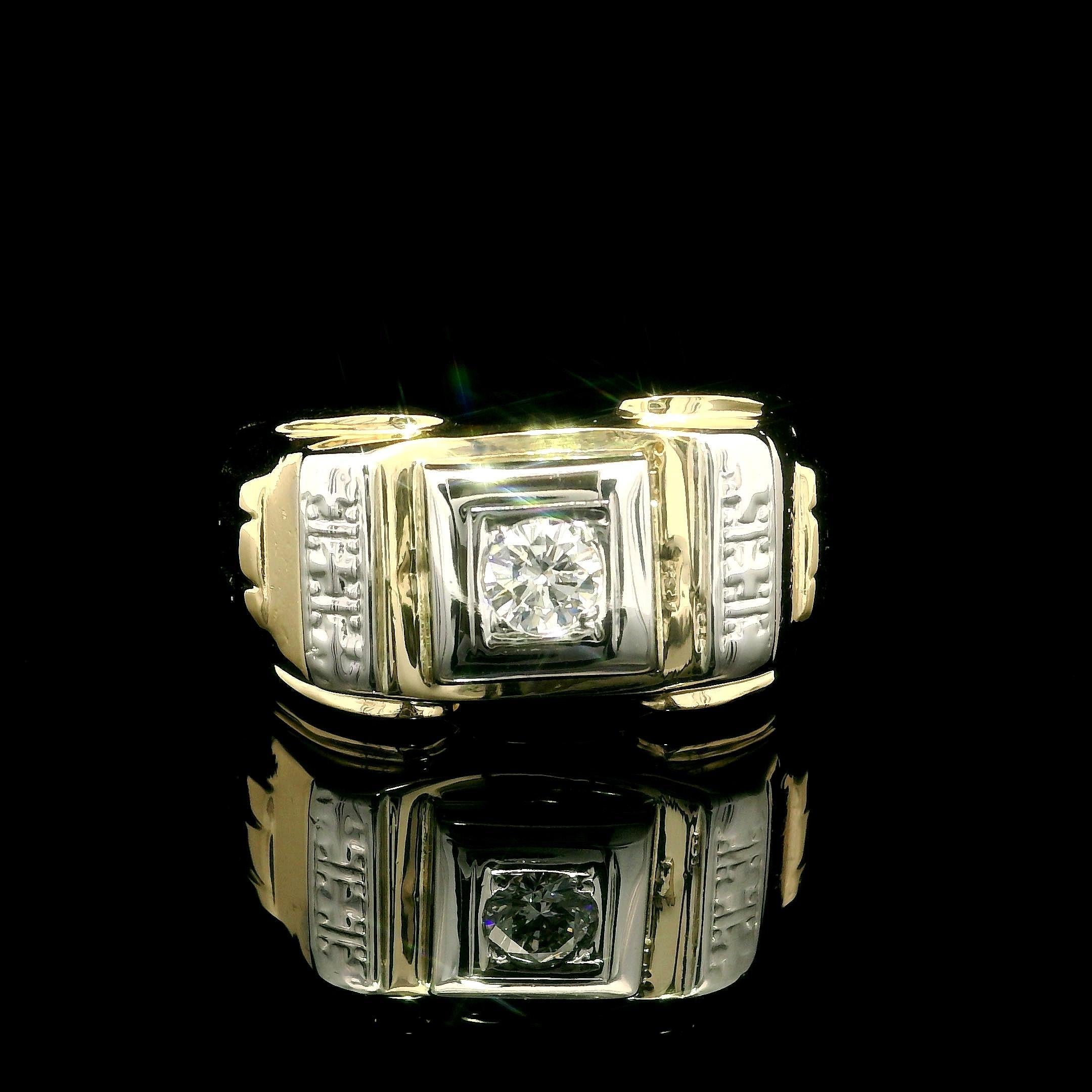 Vintage Retro Homme or jaune et blanc 0.25ctw Fiery Diamond Grooved Band Ring en vente 4
