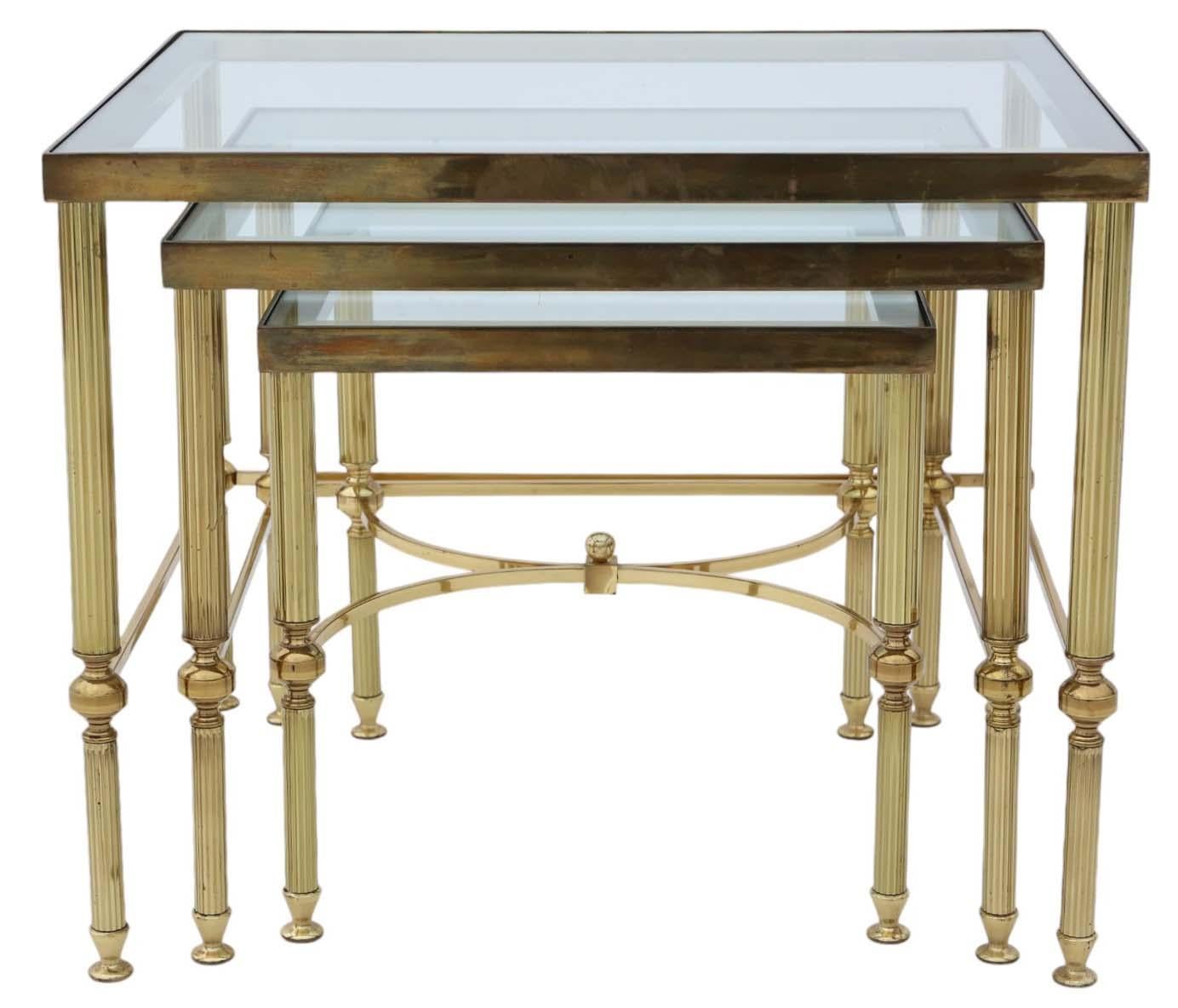 Vintage Retro Fine Quality Nest von 3 Ormolu Messing und Glas Tische, vermutlich von Maison Jansen Mitte des 20. Jahrhunderts.

Dieses attraktive Set zeichnet sich durch seine schönen Proportionen und sein Design aus und ist damit ein seltener