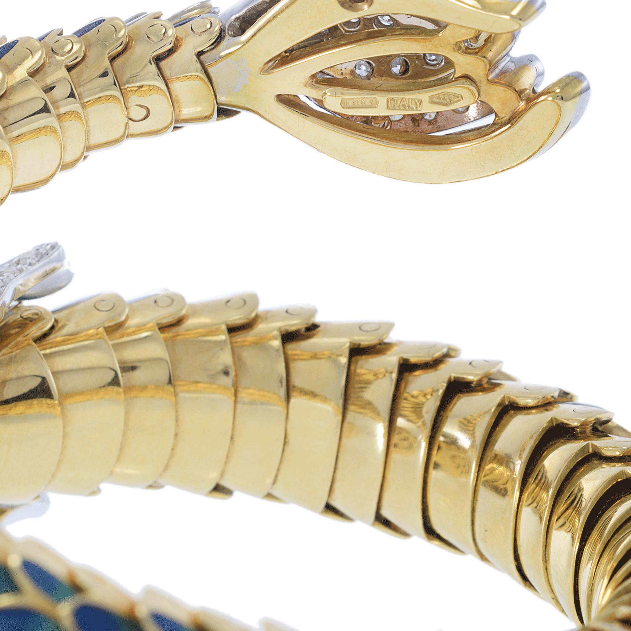 Das Manschettenarmband mit Diamanten und Rubinen im Retro-Emaille-Look ist ein auffallendes Beispiel für Kunstfertigkeit.

Dieses bezaubernde Schmuckstück ist mit 1,6 Karat runden, weißen Diamanten besetzt, die aufgrund ihrer außergewöhnlichen Farbe