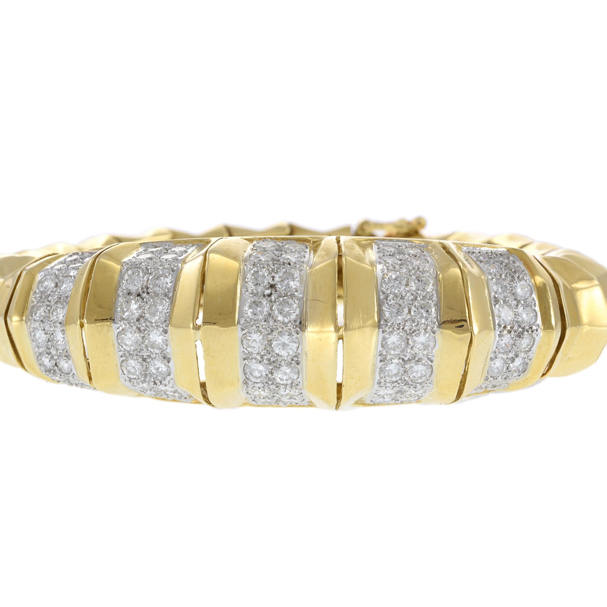 Questo bracciale in oro giallo 18KT, che rappresenta un pezzo forte del periodo Retro, presenta un audace design a cinque file con 4,80CT-TW di diamanti a taglio rotondo F-VS. I diamanti sono disposti con cura per ottenere il massimo della