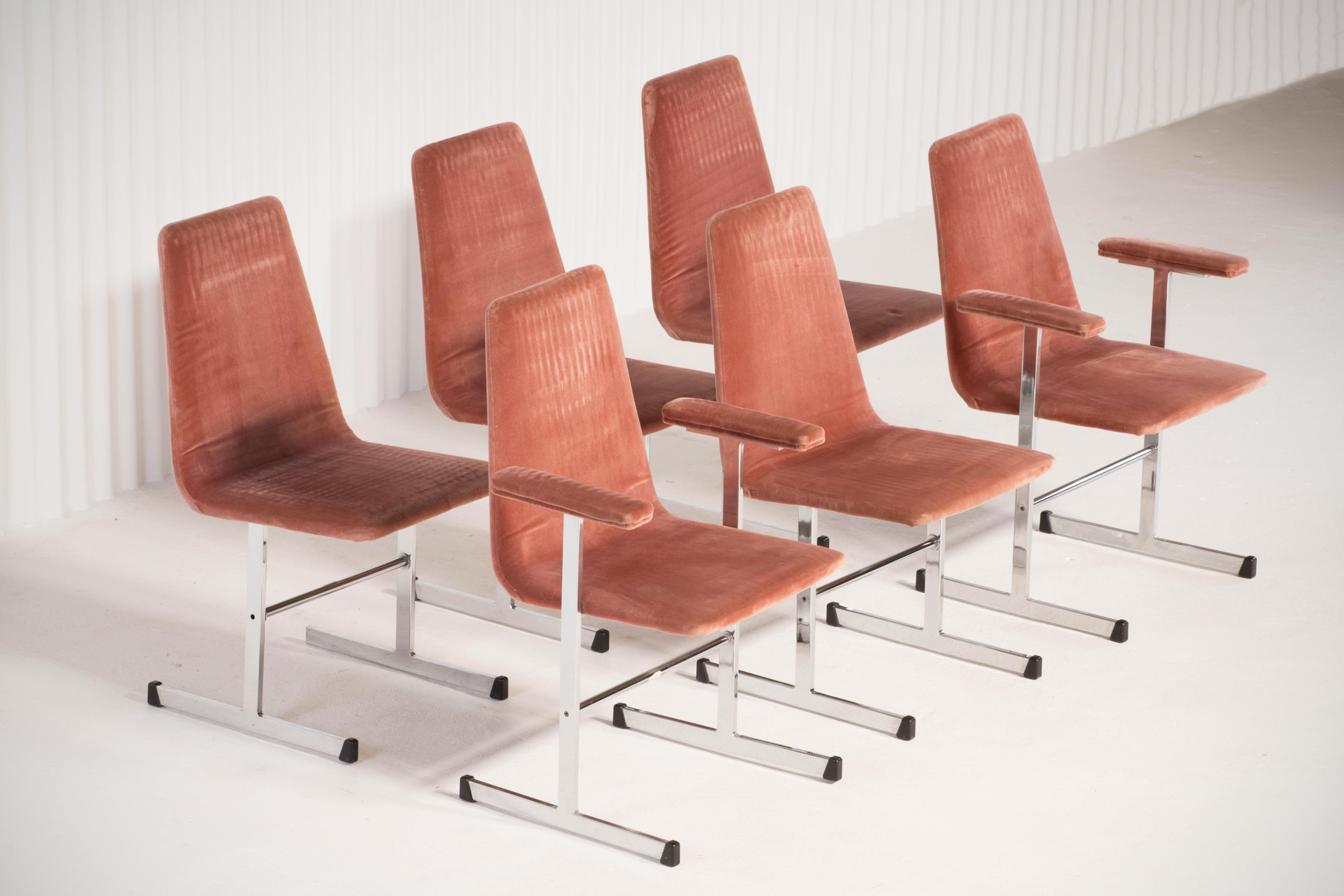 Conçu et fabriqué par la maison de meubles britannique Pieff, cet ensemble de six chaises de salle à manger est un exemple fantastique du design classique des années 1970.

Avec des cadres cantilever chromés.

Les cadres chromés ont été polis