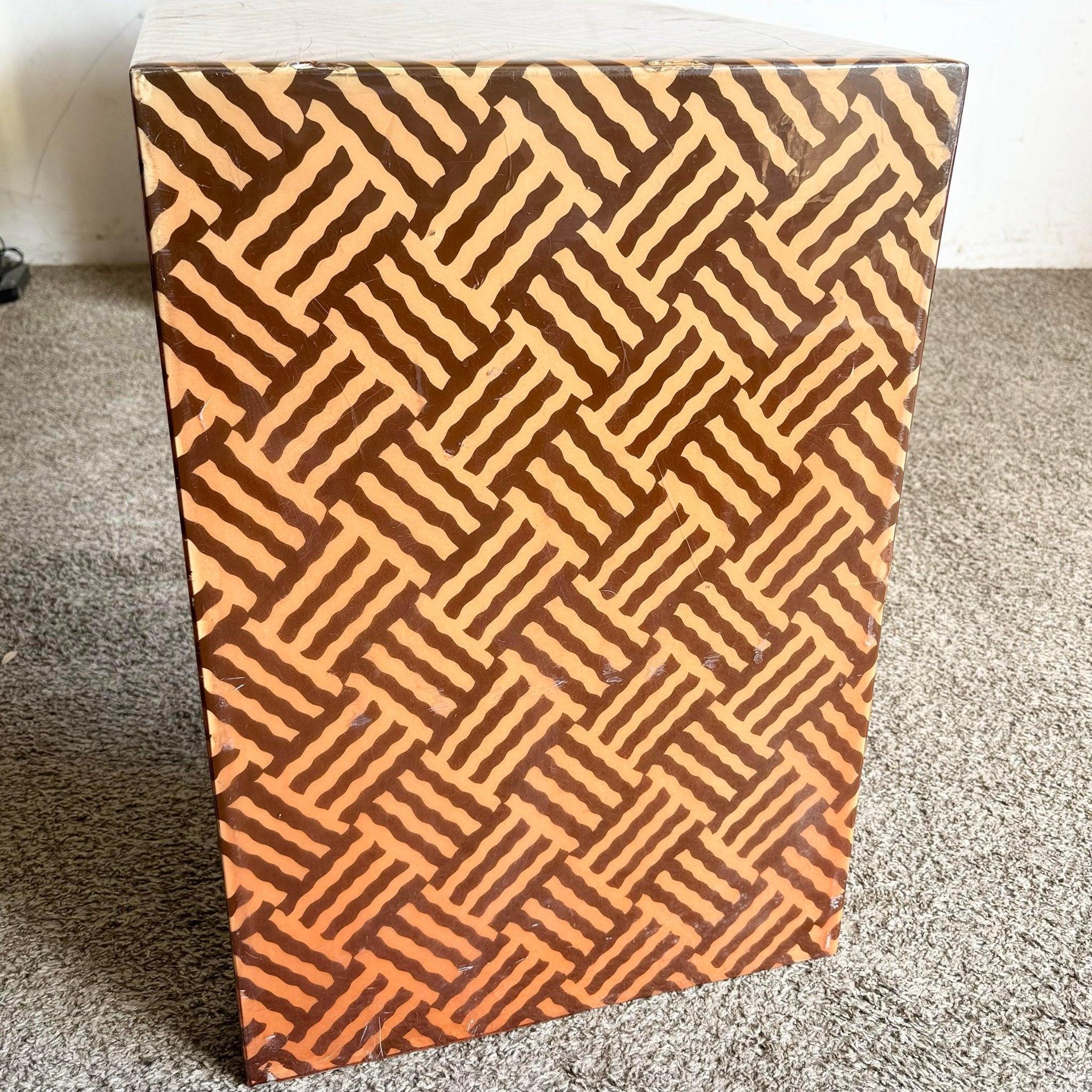 Konsolentisch aus Vintage-Retro-Kunststofflaminat mit geometrischem Design und warmen Farbtönen, perfekt, um Eingangsbereiche oder Wohnbereiche im Stil der Jahrhundertmitte zu gestalten. Einige Risse, Chips und Kratzer wie auf den Fotos gezeigt. Wie