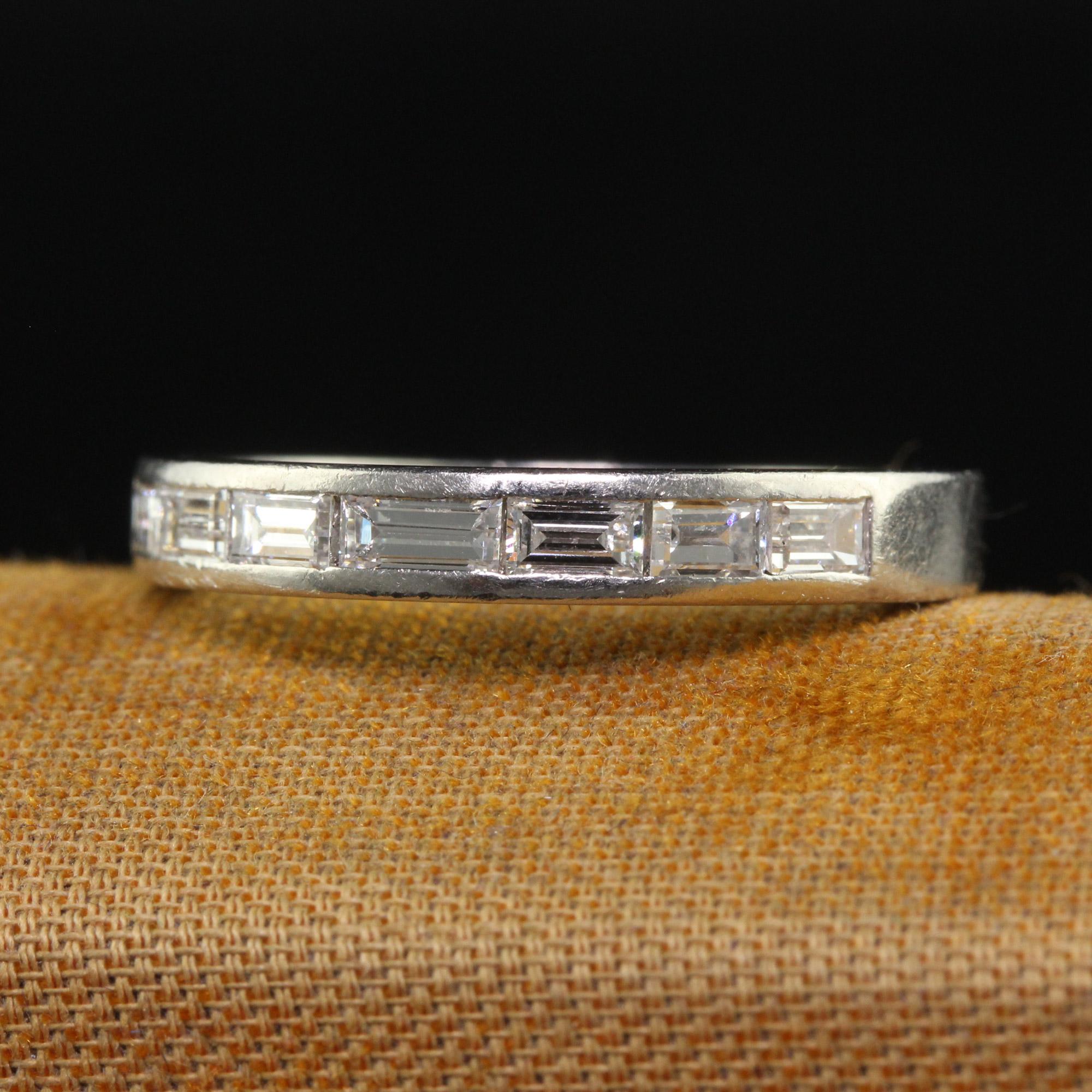 Schöne Vintage Retro Platin Baguette Diamant graviert Hochzeit Band - Größe 7 1/4. Diese wunderschöne Retro Diamant Baguette Ehering ist in Platin gefertigt. Der Ring ist mit alten Diamanten im Baguetteschliff besetzt, die den halben Ring umgeben.