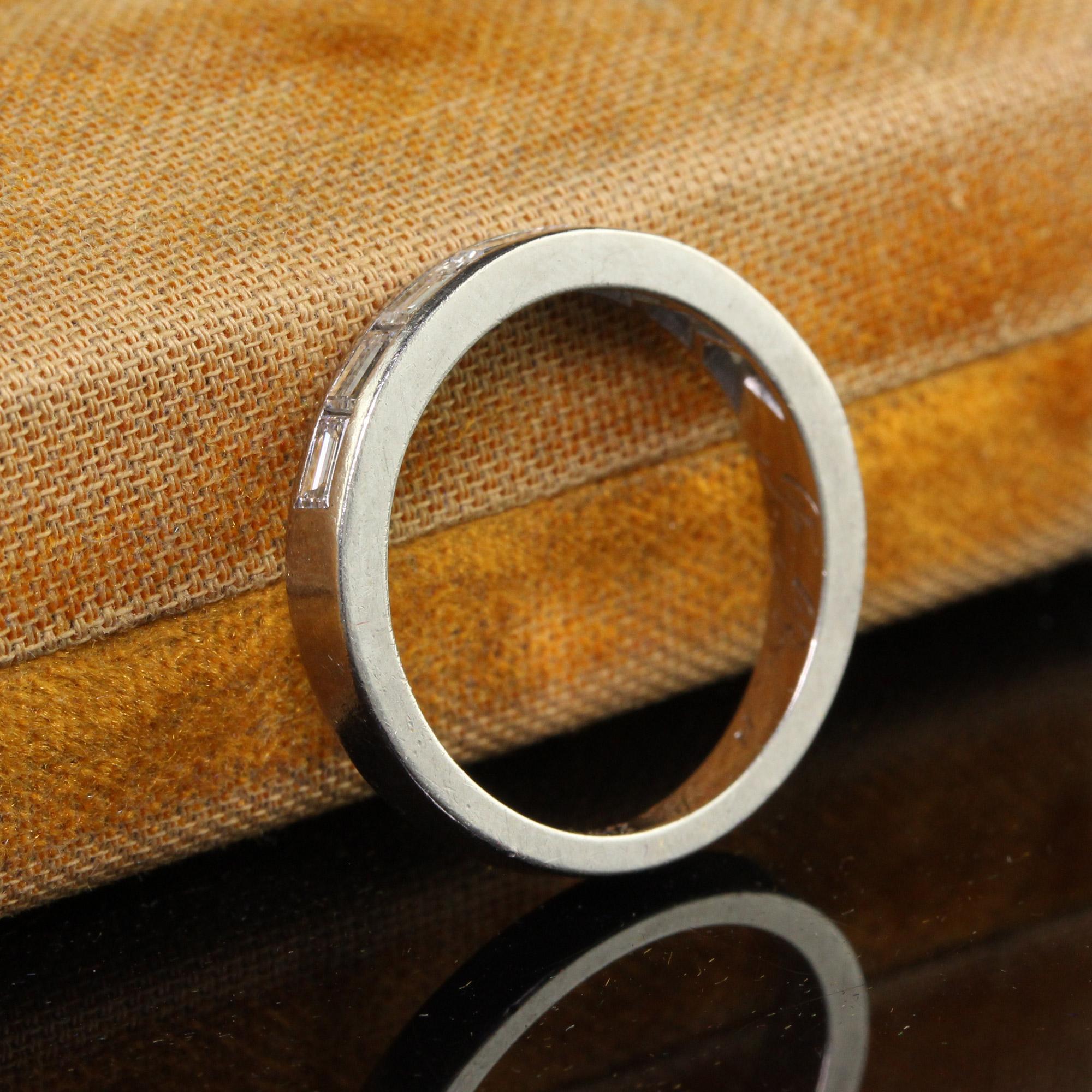 Vintage Retro Platin Baguette Diamant gravierter Ehering - Größe 7 1/4 (Baguetteschliff) im Angebot