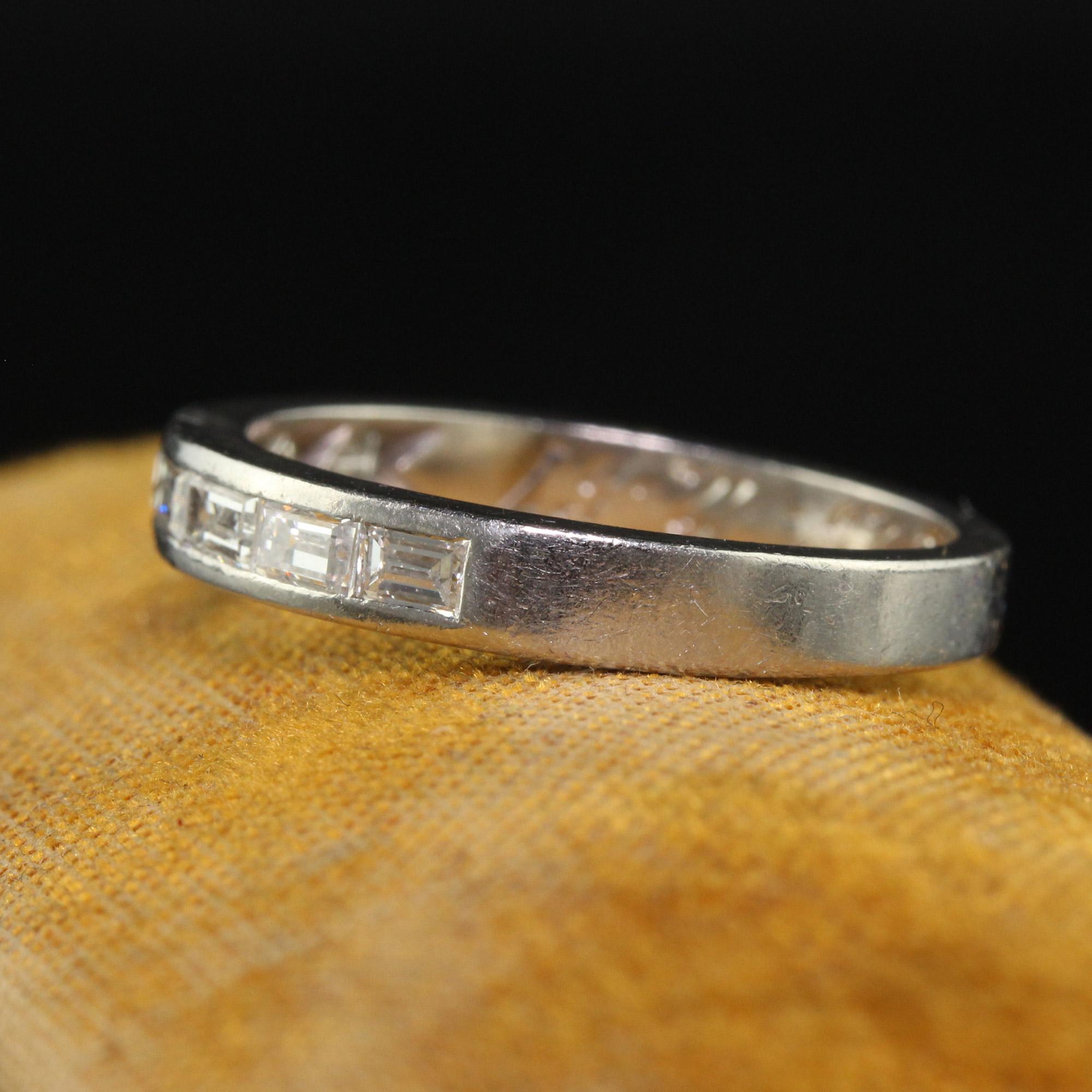 Vintage Retro Platin Baguette Diamant gravierter Ehering - Größe 7 1/4 im Zustand „Gut“ im Angebot in Great Neck, NY