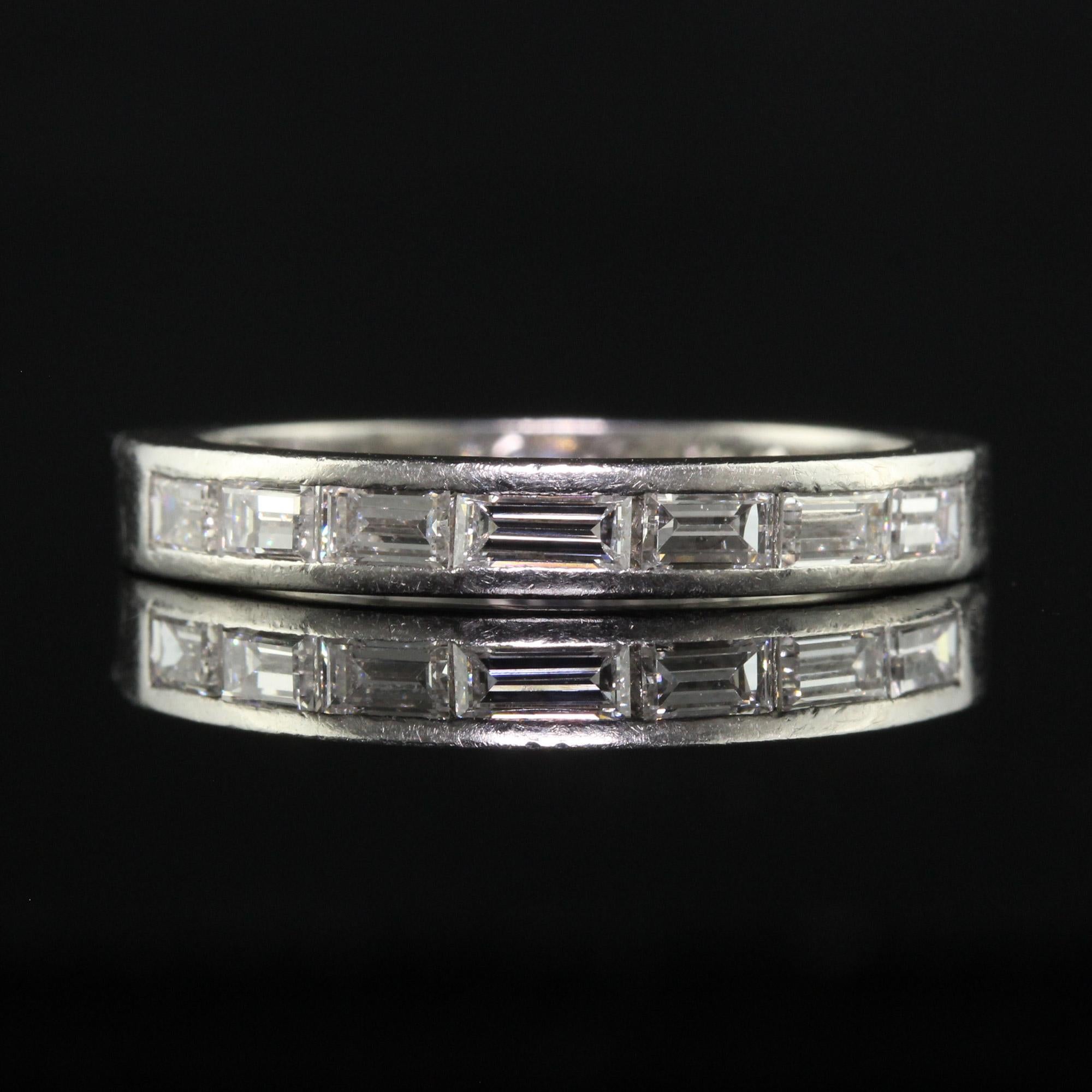 Vintage Retro Platin Baguette Diamant gravierter Ehering - Größe 7 1/4 im Angebot 2