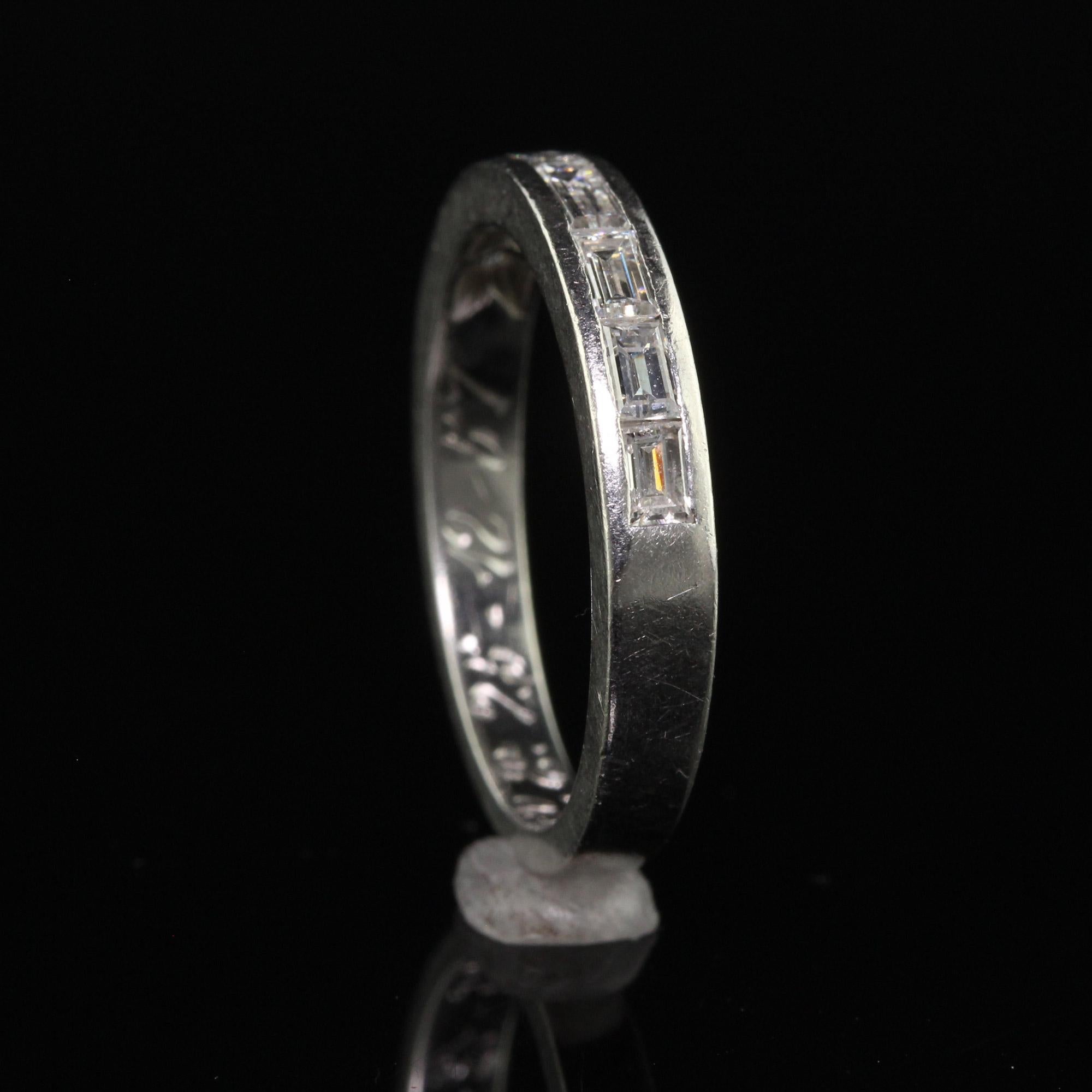 Vintage Retro Platin Baguette Diamant gravierter Ehering - Größe 7 1/4 im Angebot 4