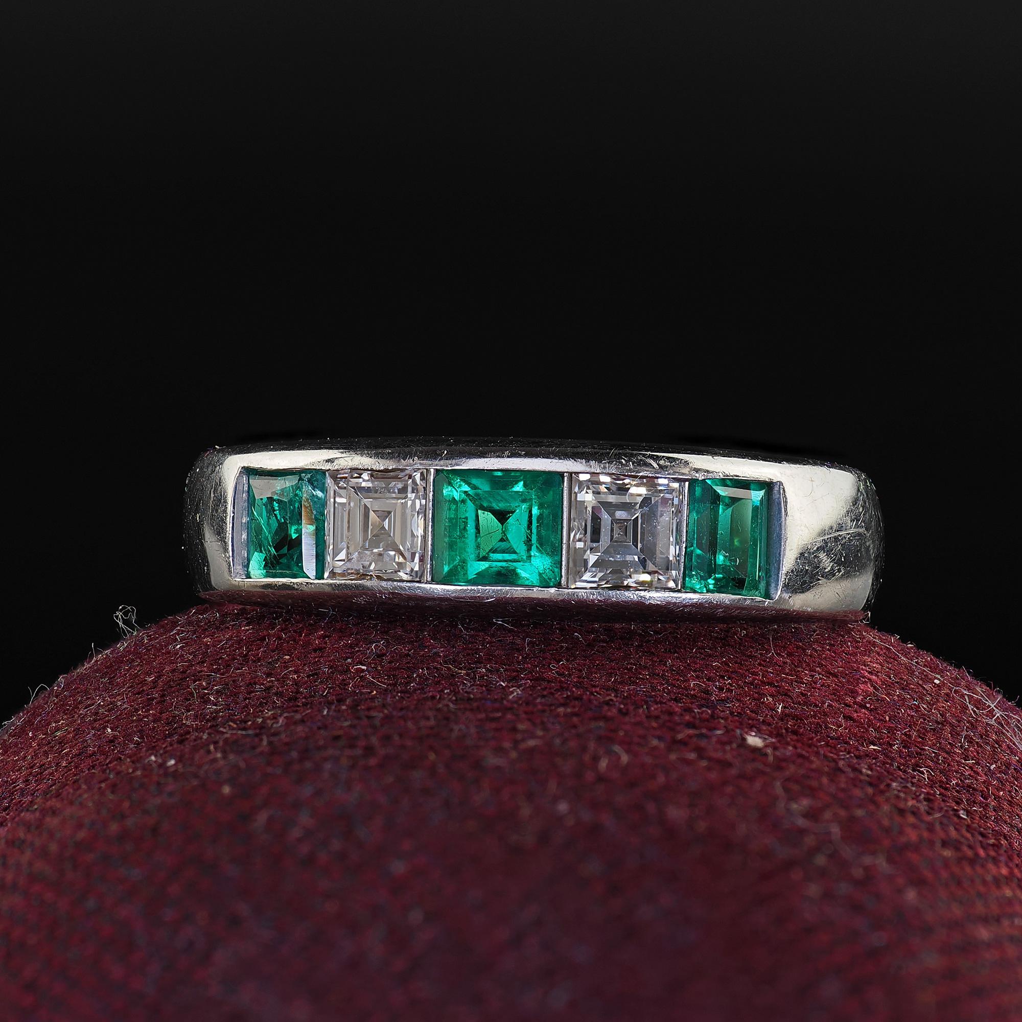 Beautiful Vintage Retro Platinum Carre Cut Diamond and Emerald Wedding Band. This gorgeous carre cut diamond and emerald wedding band is crafted in platinum. The ring features white carre cut diamonds and emerald set on top of the ring. The ring