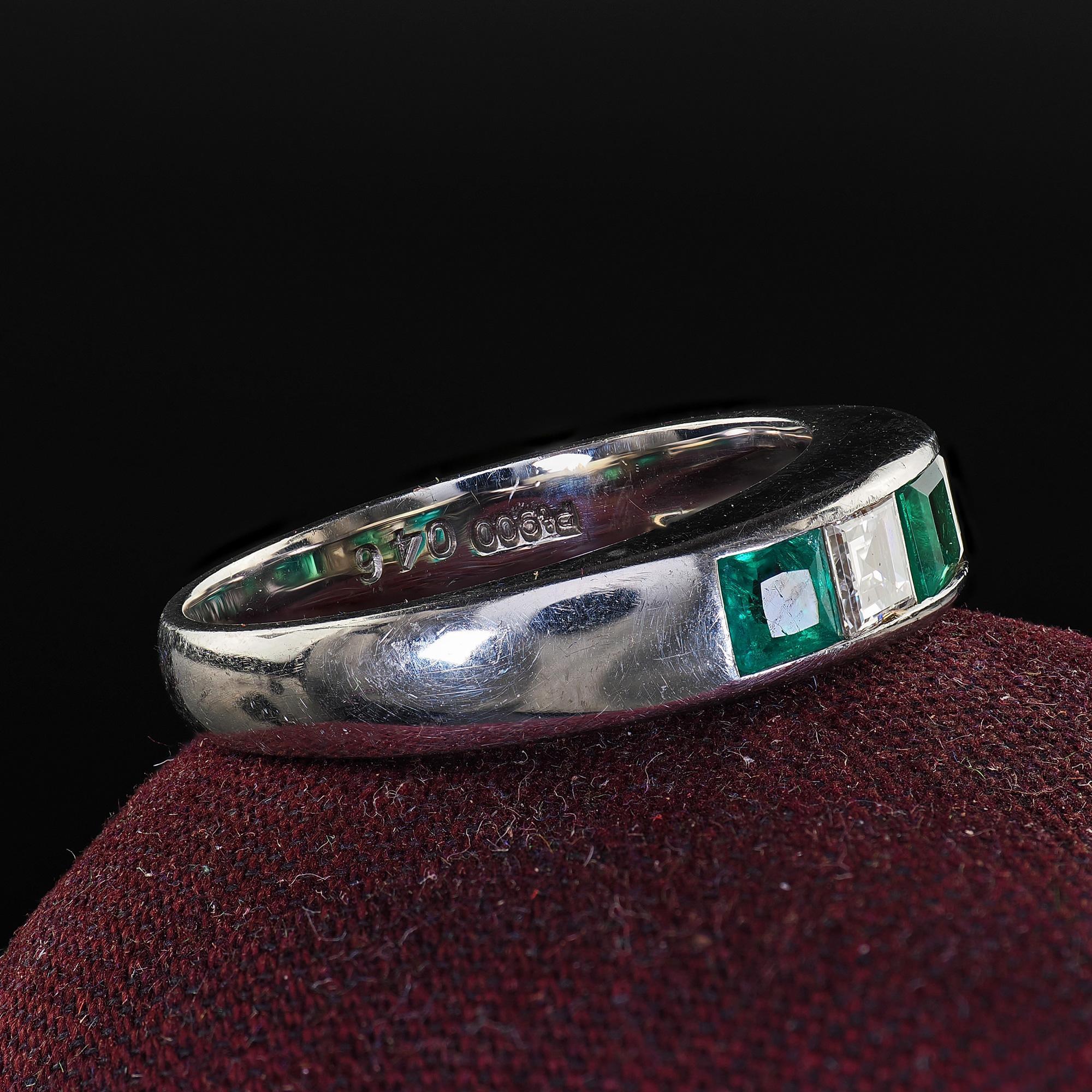 Vintage Retro Platinum Carre Cut Diamond and Emerald Wedding Band In Good Condition For Sale In Great Neck, NY