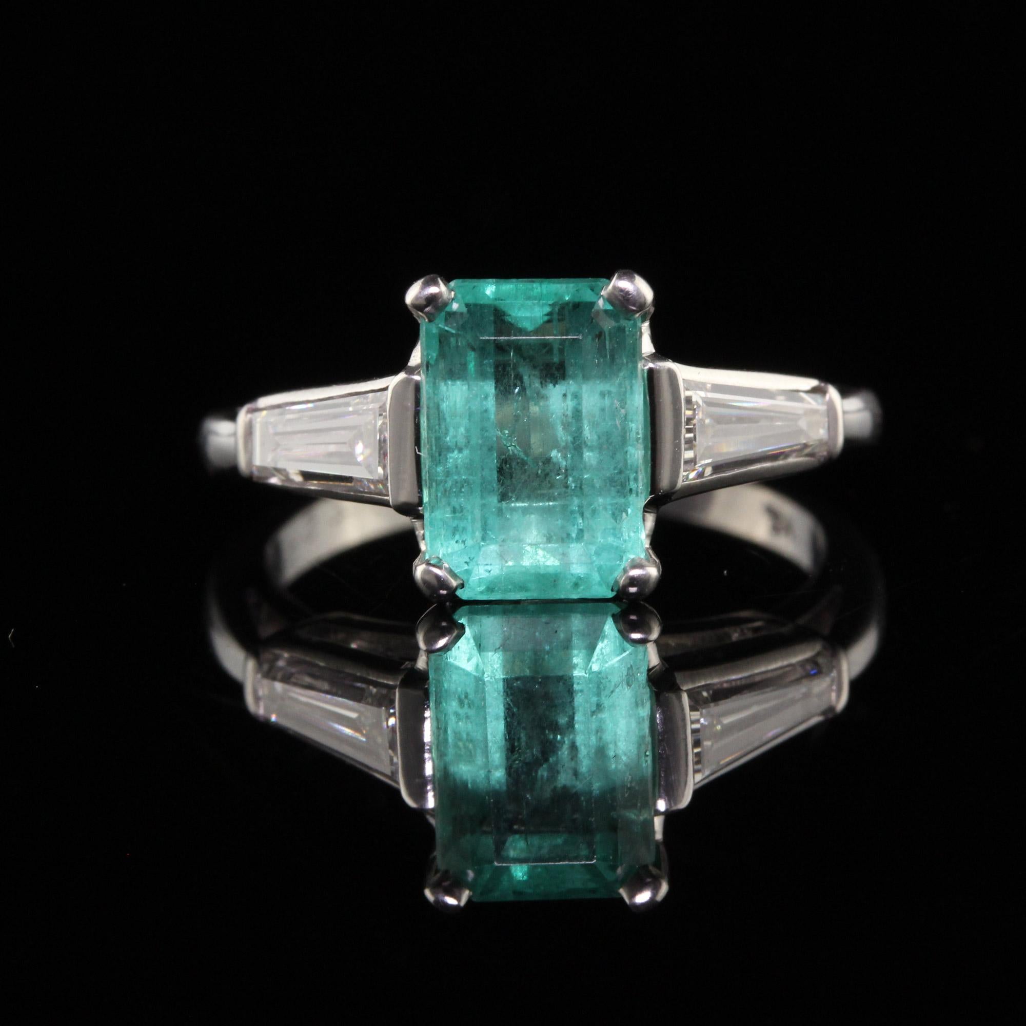 Vintage Retro Platinum Colombian Emerald Diamond Baguette Engagement Ring In Good Condition For Sale In Great Neck, NY