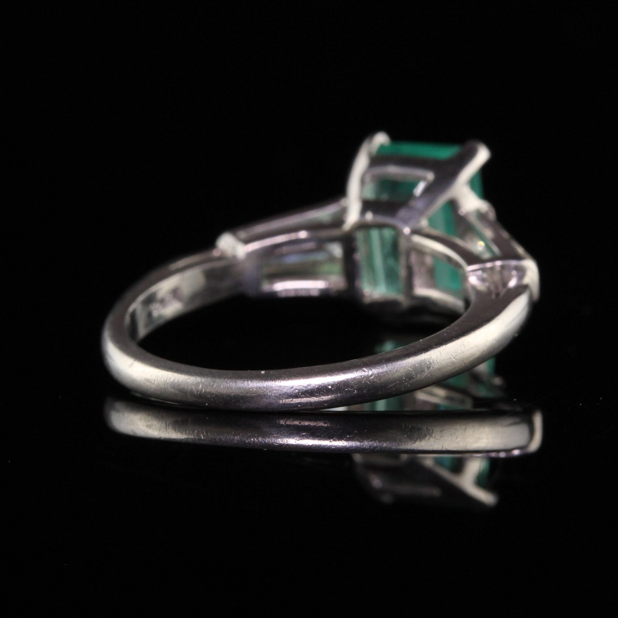 Verlobungsring aus Platin mit kolumbianischem Smaragd und Diamant im Baguette-Stil im Zustand „Gut“ im Angebot in Great Neck, NY