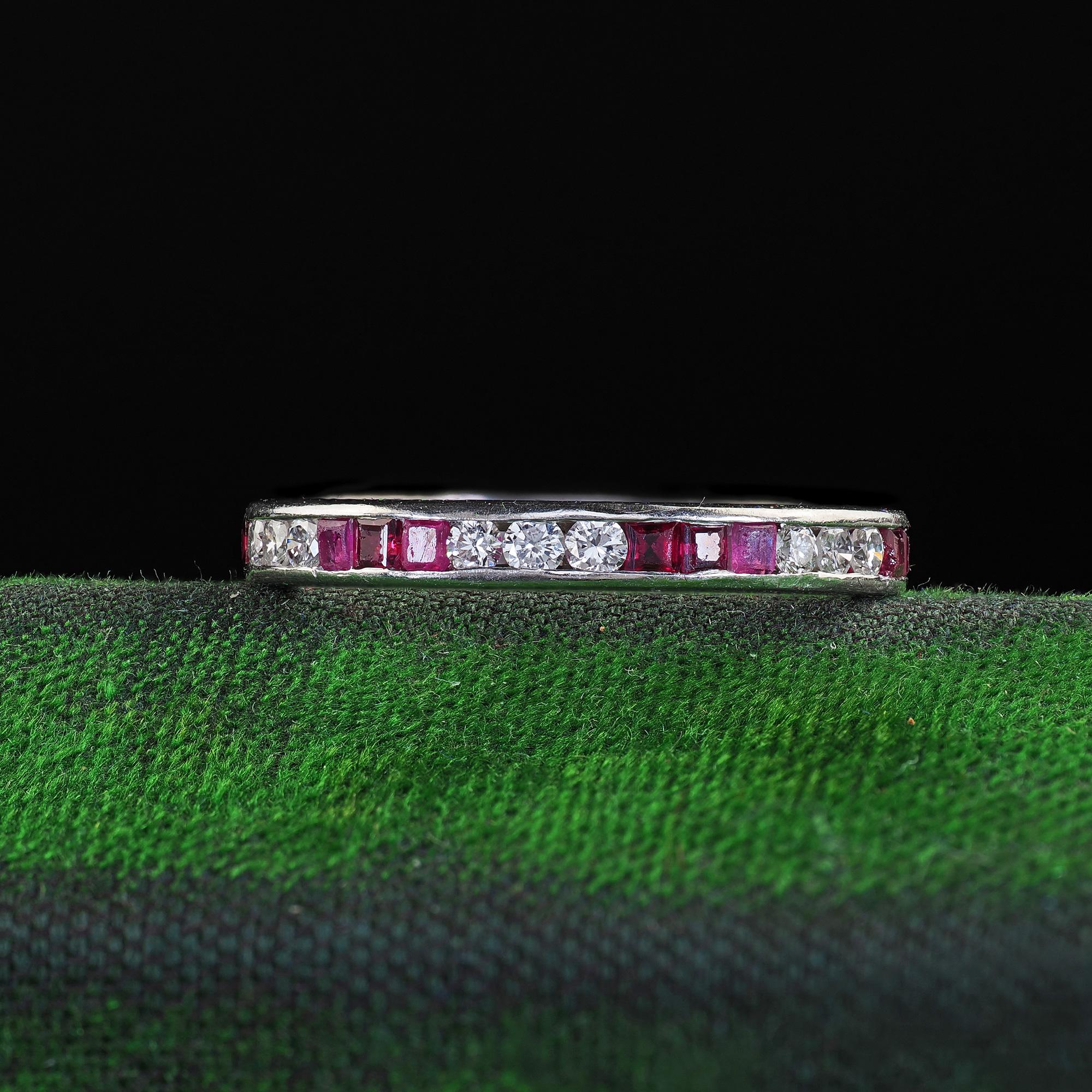 Bellissima fede retrò in platino con diamanti e rubini per l'eternità - misura 6 1/2. Questa incredibile fede retrò con diamanti e rubini è realizzata in platino. Questo bellissimo anello presenta diamanti e rubini di taglio rotondo che si alternano