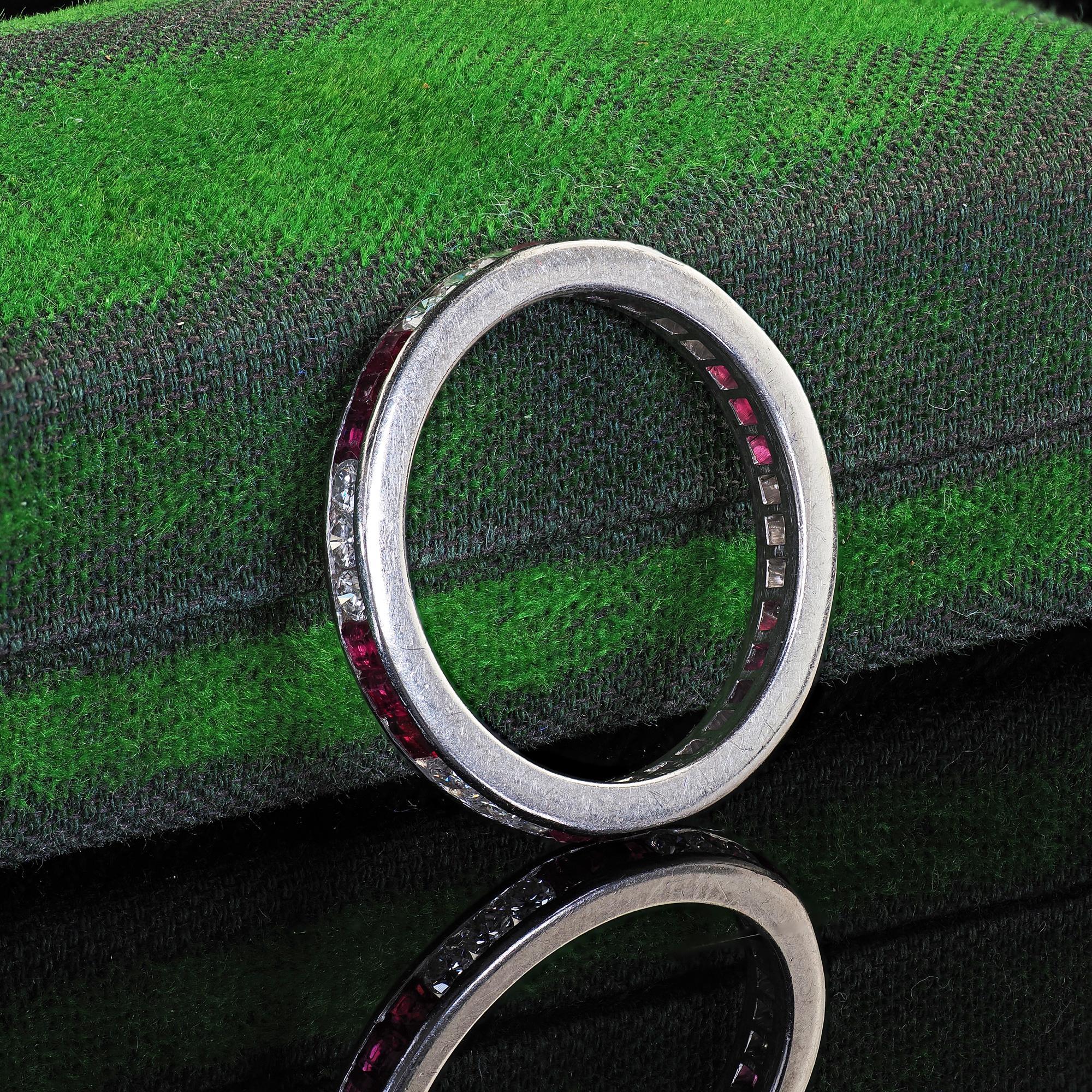 Rétro Fascia nuziale per l'eternità in platino vintage retrò con diamanti e rubini - Misura 6 1/2 in vendita