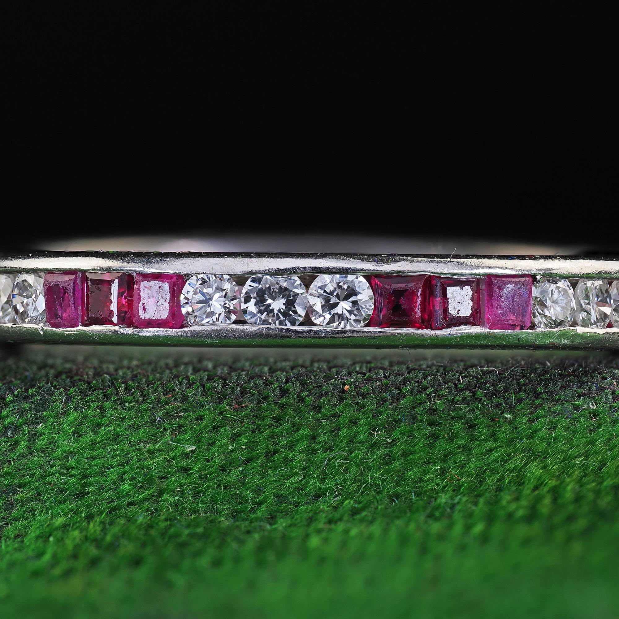 Fascia nuziale per l'eternità in platino vintage retrò con diamanti e rubini - Misura 6 1/2 in vendita 2