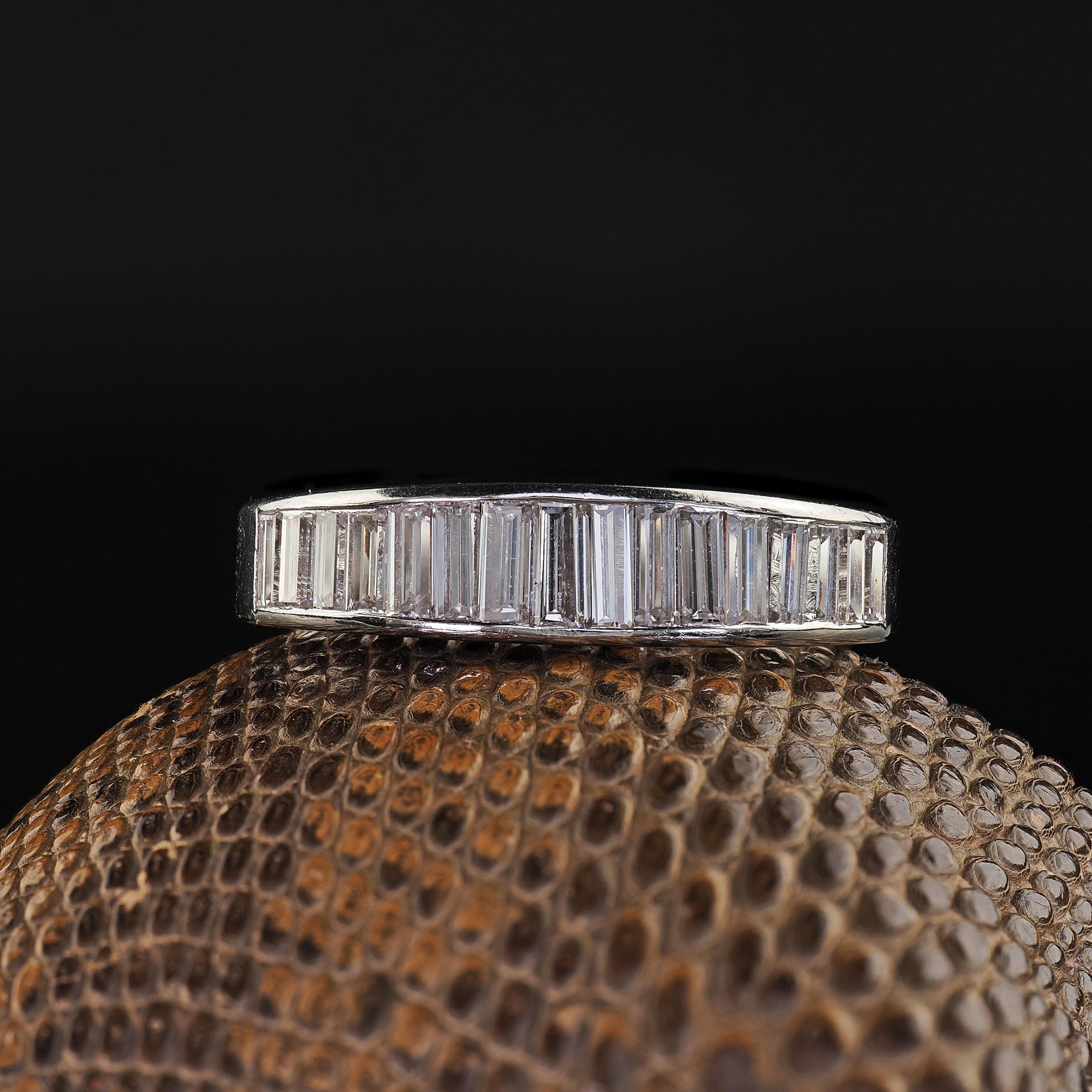 Schöne Vintage Retro Platin abgestufte Baguette Diamant Hochzeit Band Ring. Dieses wunderschöne Retro-Baguette-Diamantband ist aus Platin gefertigt. Der Ring weist eine abgestufte Reihe von Diamanten im Baguetteschliff auf, die auf der Oberseite des