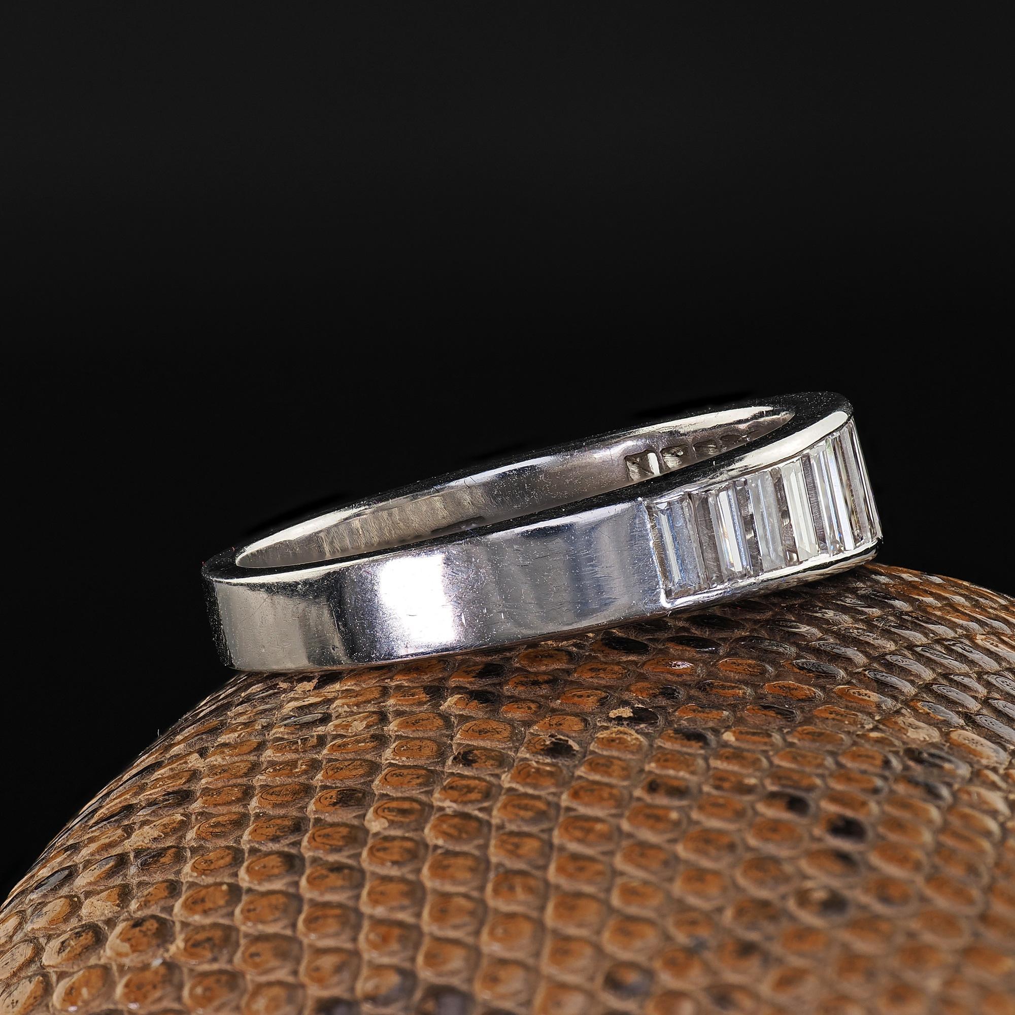 Vintage Retro Platin abgestufter Baguette-Diamant-Hochzeitsring, Vintage im Zustand „Gut“ im Angebot in Great Neck, NY