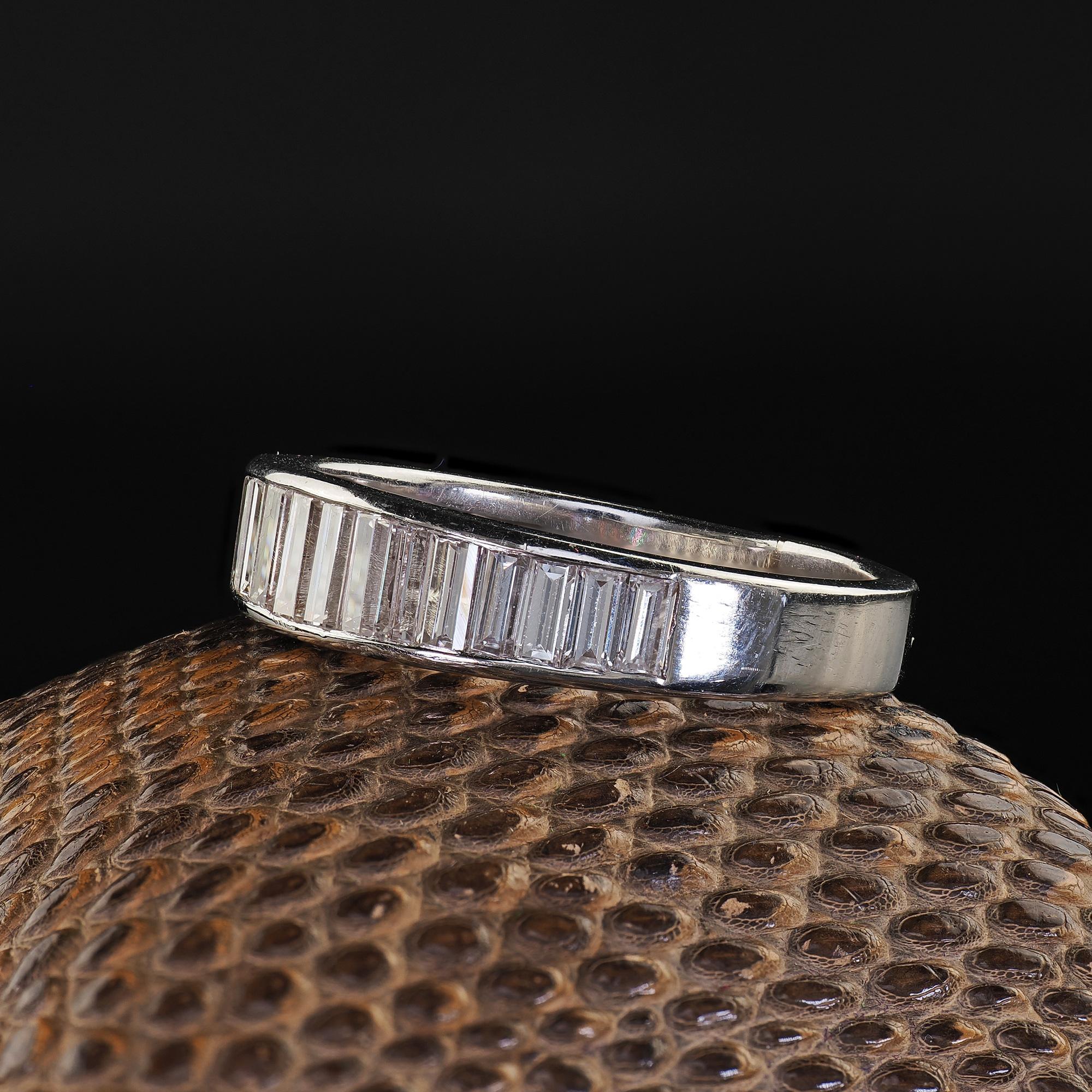 Vintage Retro Platin abgestufter Baguette-Diamant-Hochzeitsring, Vintage Damen im Angebot