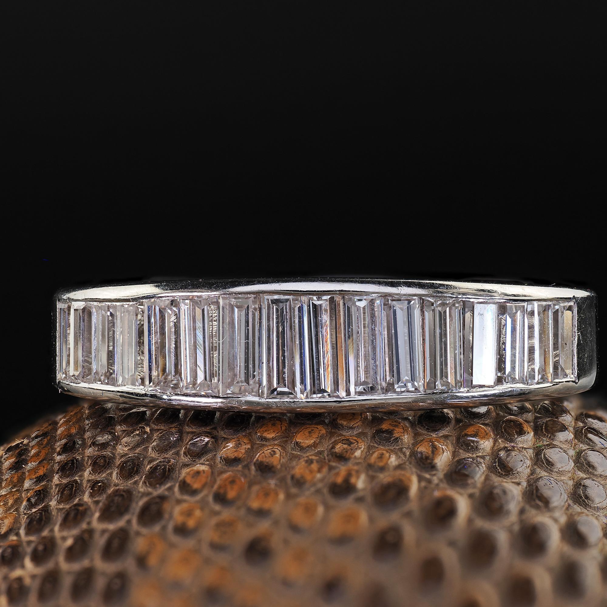 Vintage Retro Platin abgestufter Baguette-Diamant-Hochzeitsring, Vintage im Angebot 1