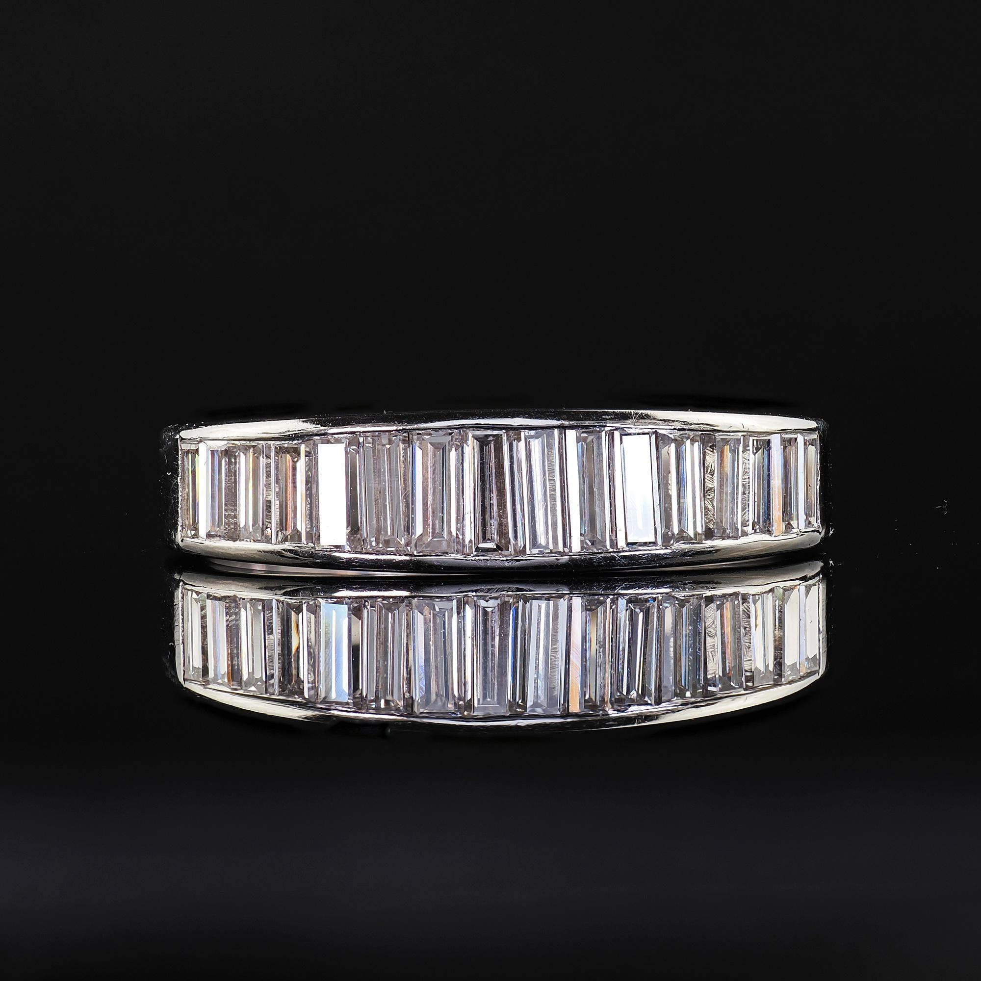 Vintage Retro Platin abgestufter Baguette-Diamant-Hochzeitsring, Vintage im Angebot 2