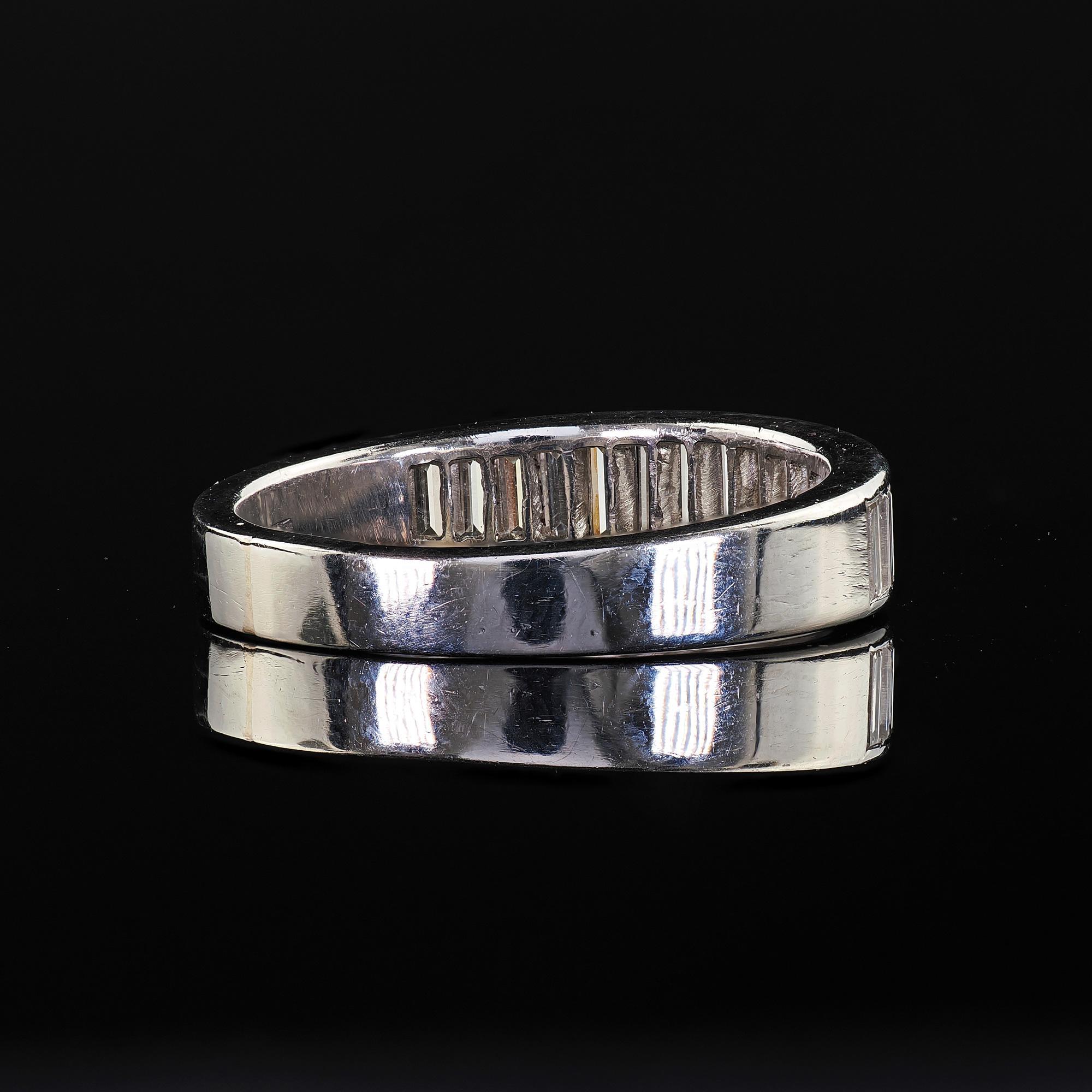 Vintage Retro Platin abgestufter Baguette-Diamant-Hochzeitsring, Vintage im Angebot 3