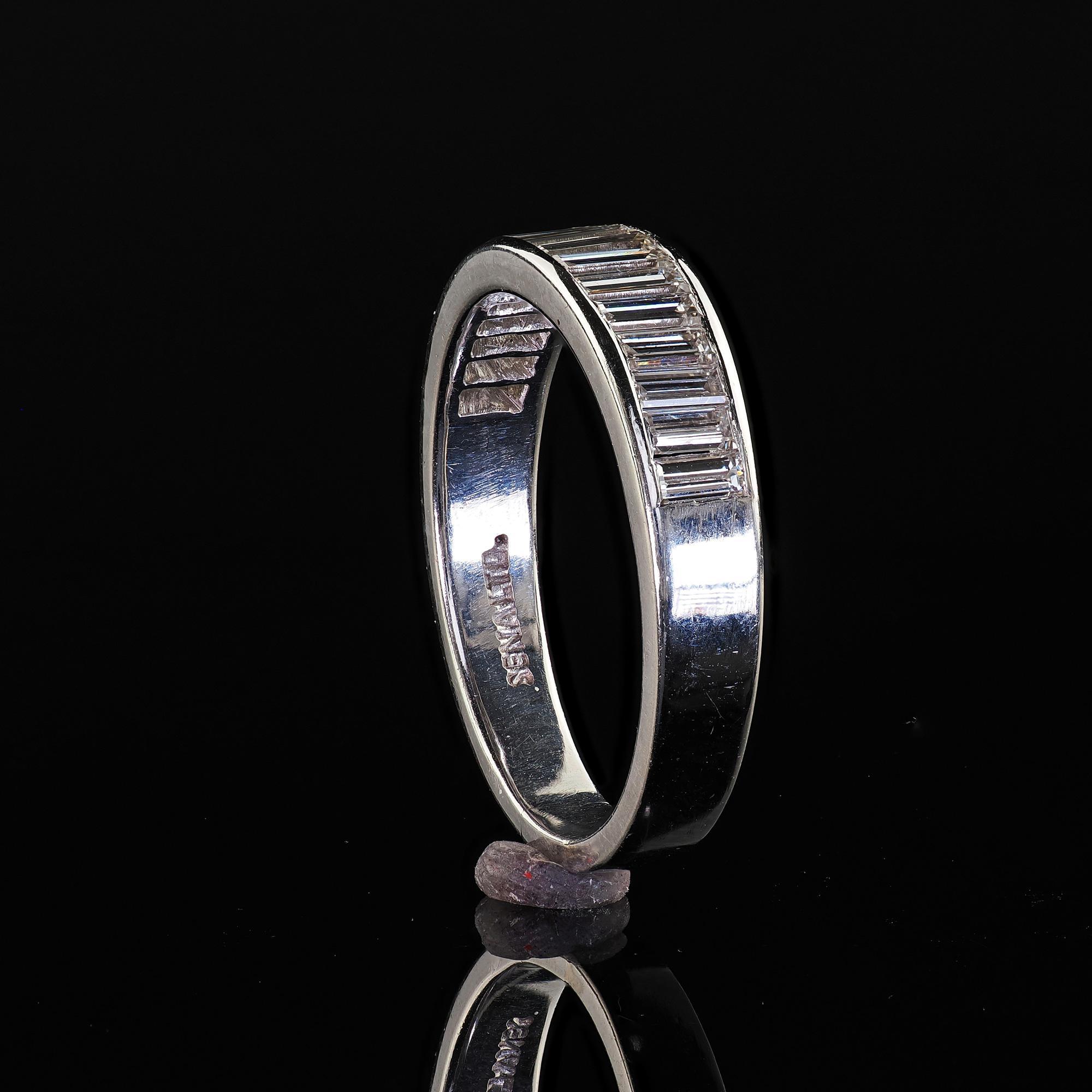 Vintage Retro Platin abgestufter Baguette-Diamant-Hochzeitsring, Vintage im Angebot 4