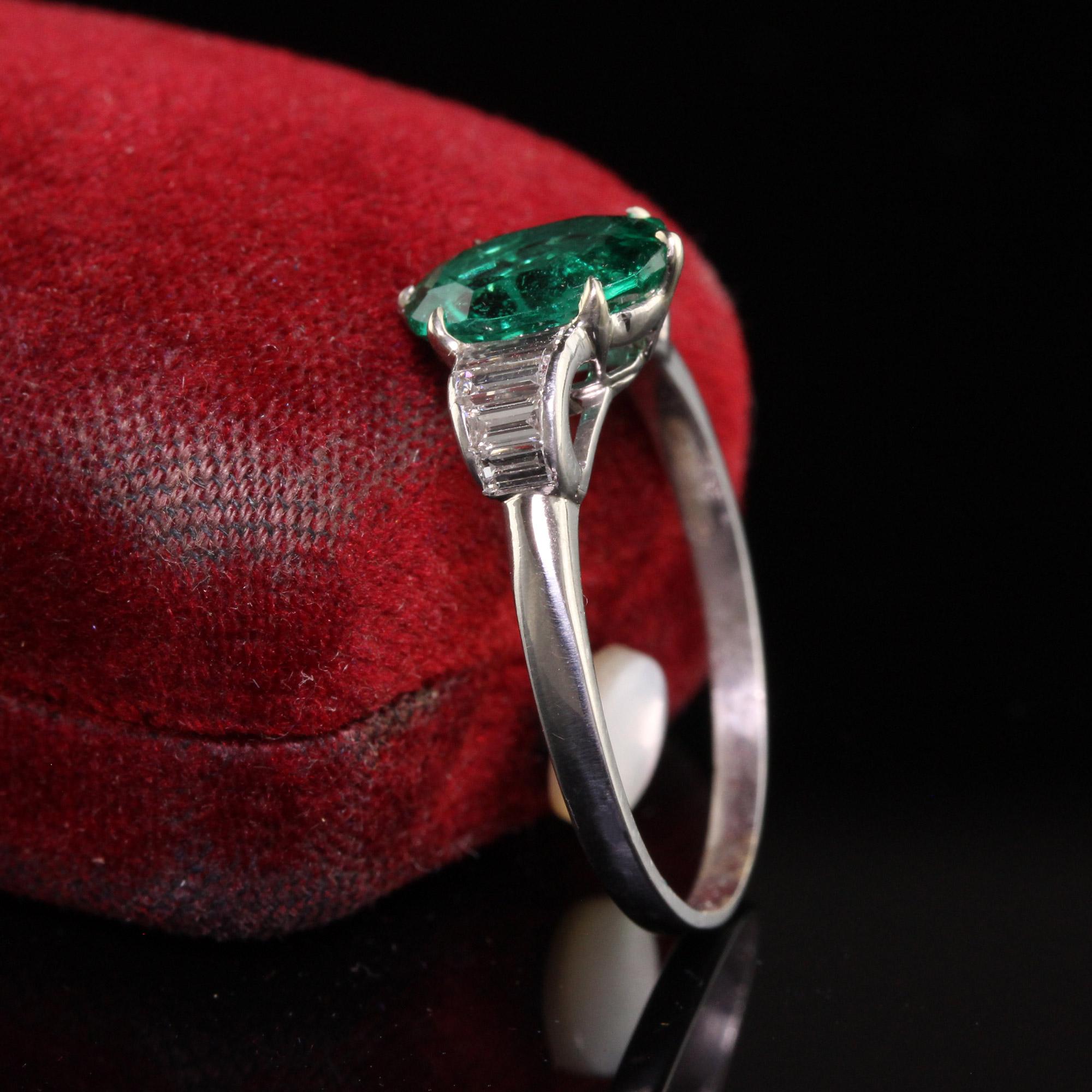Vintage Retro Platinum Natural Emerald and Diamond Engagement Ring In Good Condition For Sale In Great Neck, NY