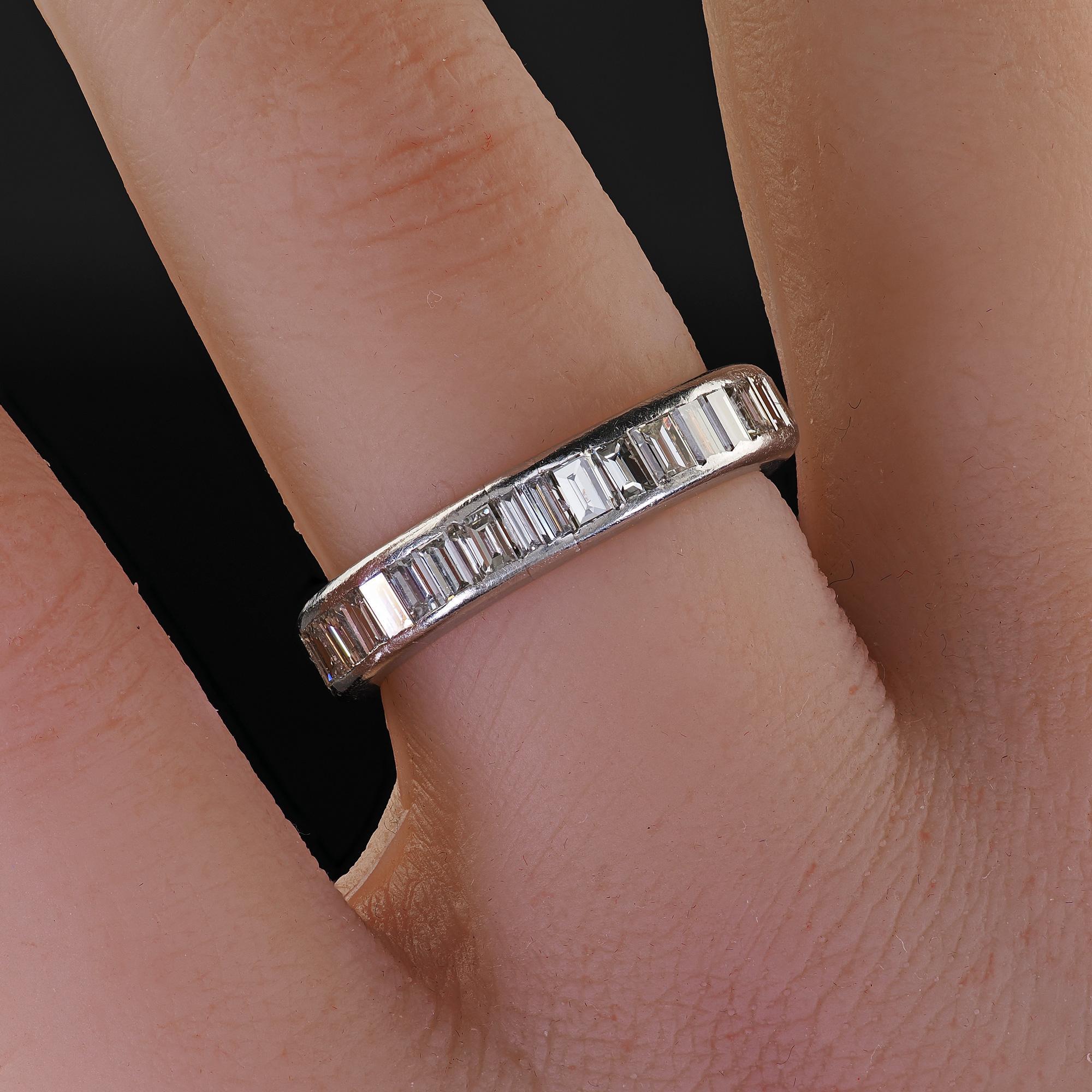 Vintage Retro Platin Alt Baguette Diamant Eternity Band Ring - Größe 6 3/4 im Angebot 2