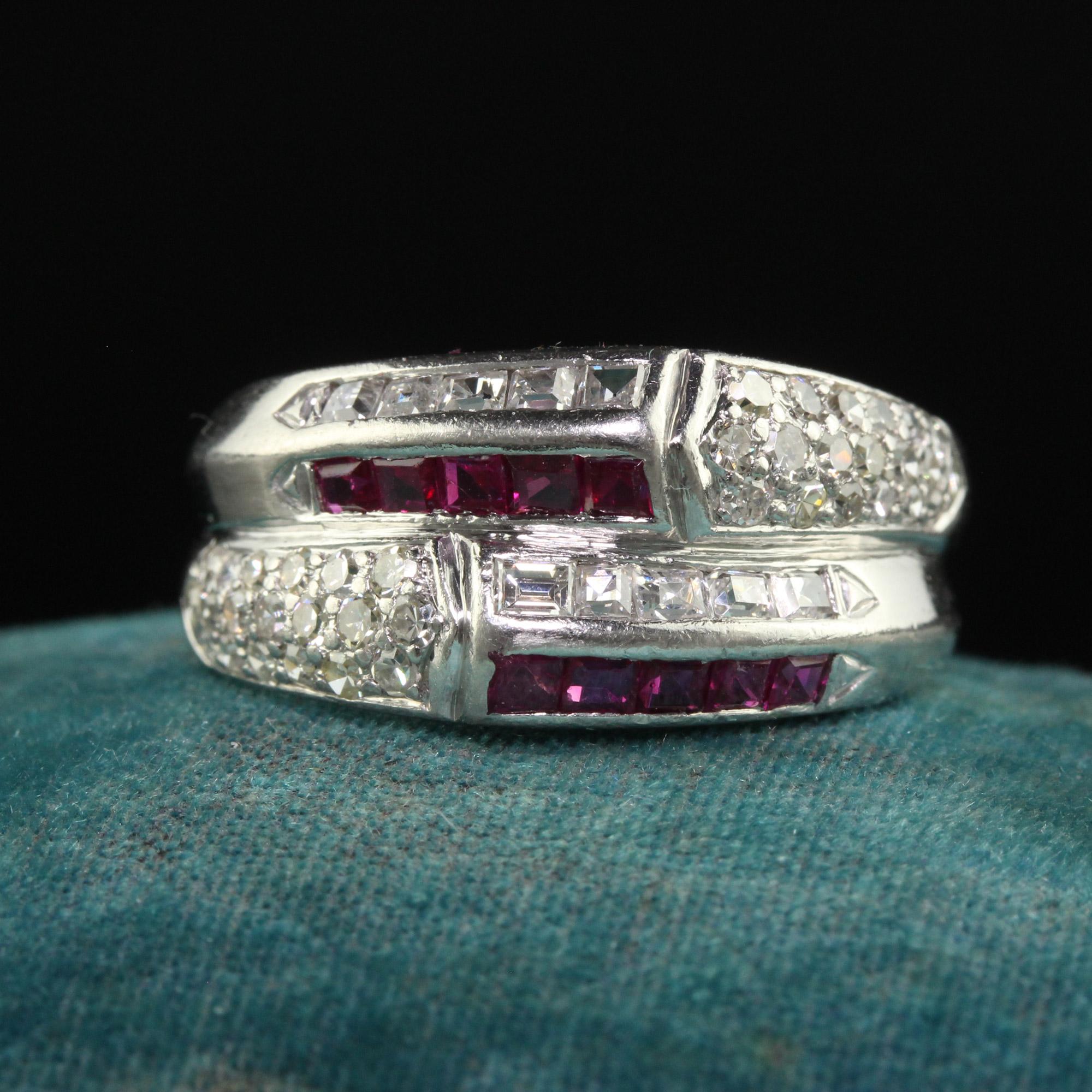Bellissimo anello vintage retrò in platino con diamanti e rubini taglio Carrs - misura 7 1/4. Questo bellissimo anello vintage retrò con diamanti e rubini è realizzato in platino. L'anello presenta file di diamanti e rubini di taglio antico che si