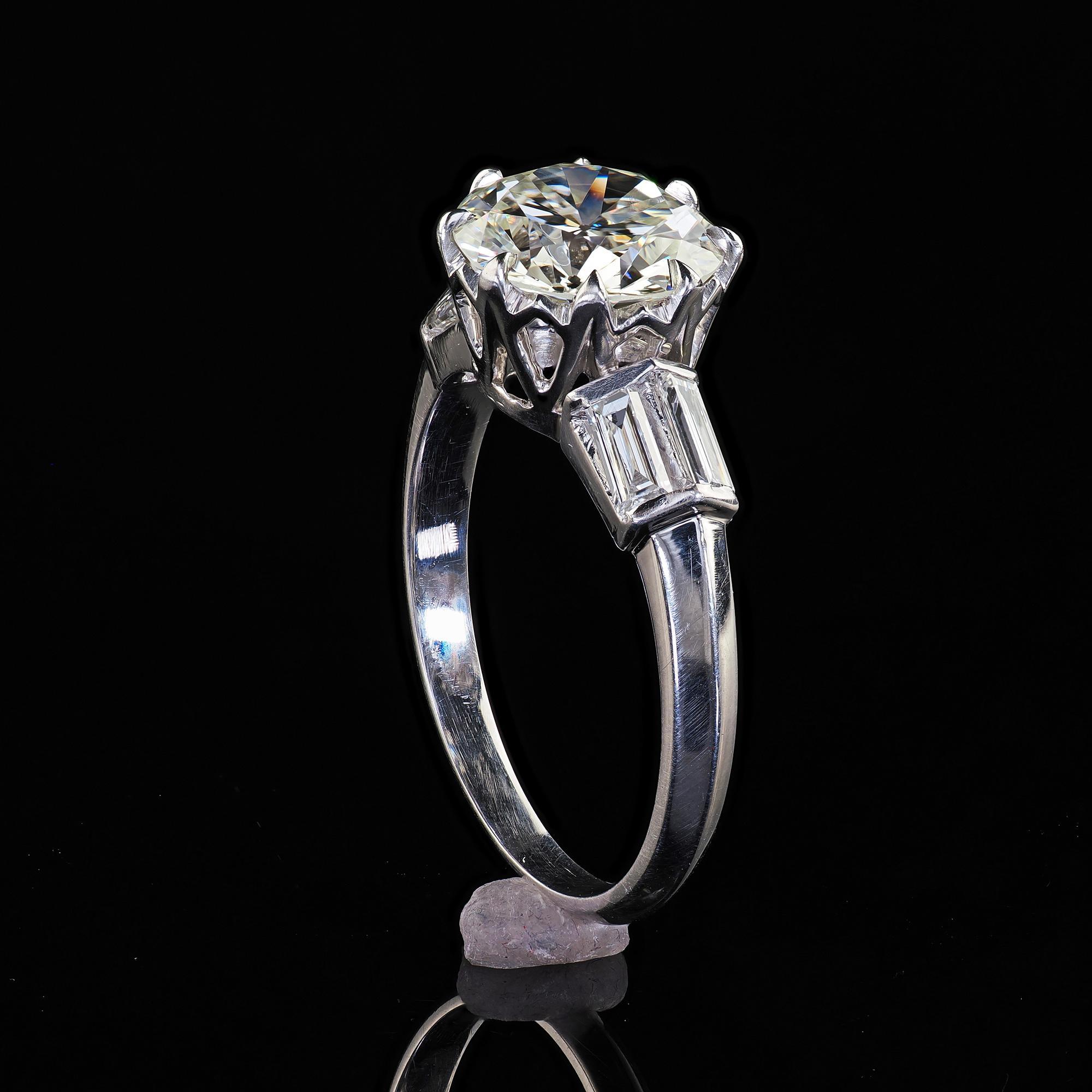 Anello di fidanzamento vintage retrò in platino con diamanti taglio vecchio e baguette - GIA in vendita 4