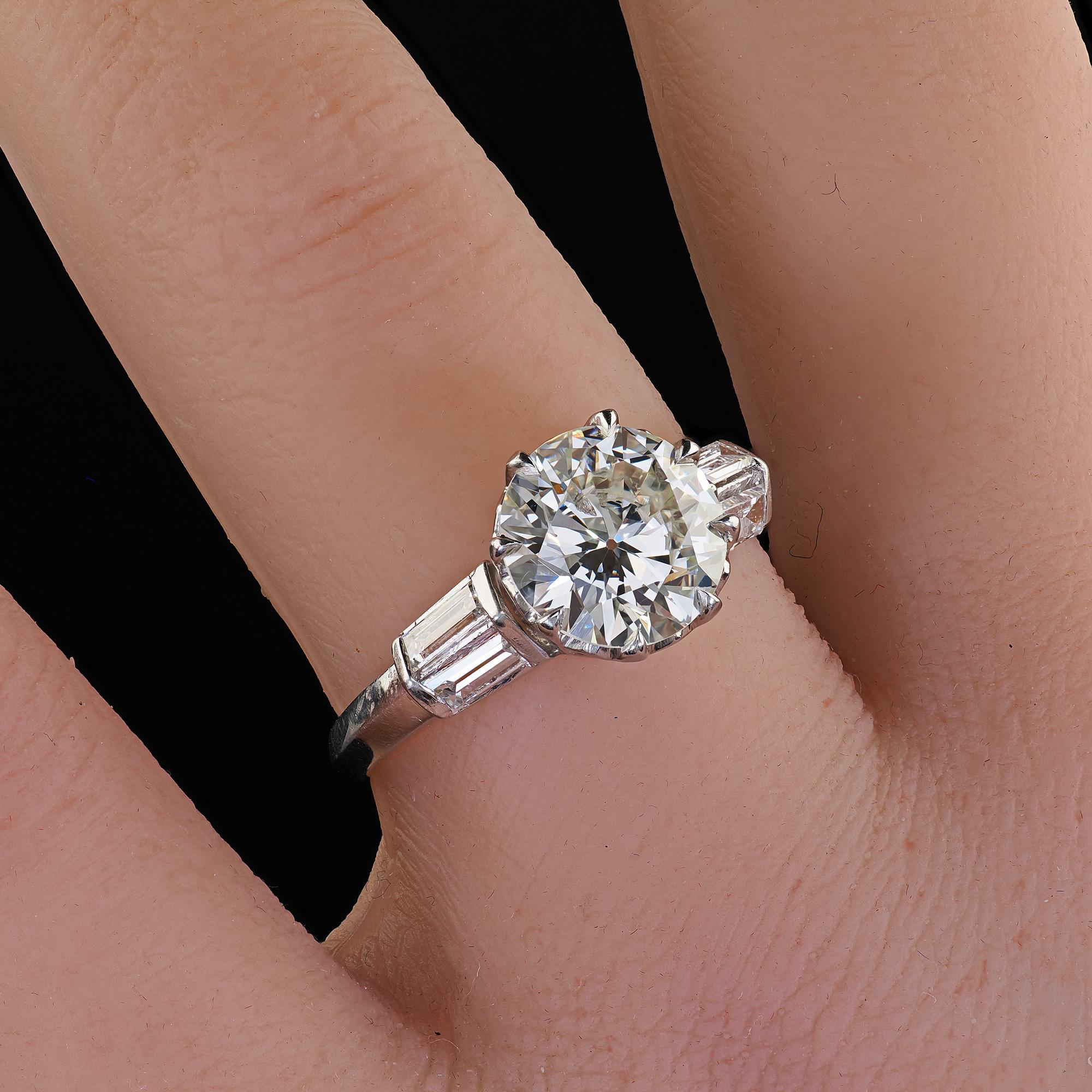 Anello di fidanzamento vintage retrò in platino con diamanti taglio vecchio e baguette - GIA in vendita 5