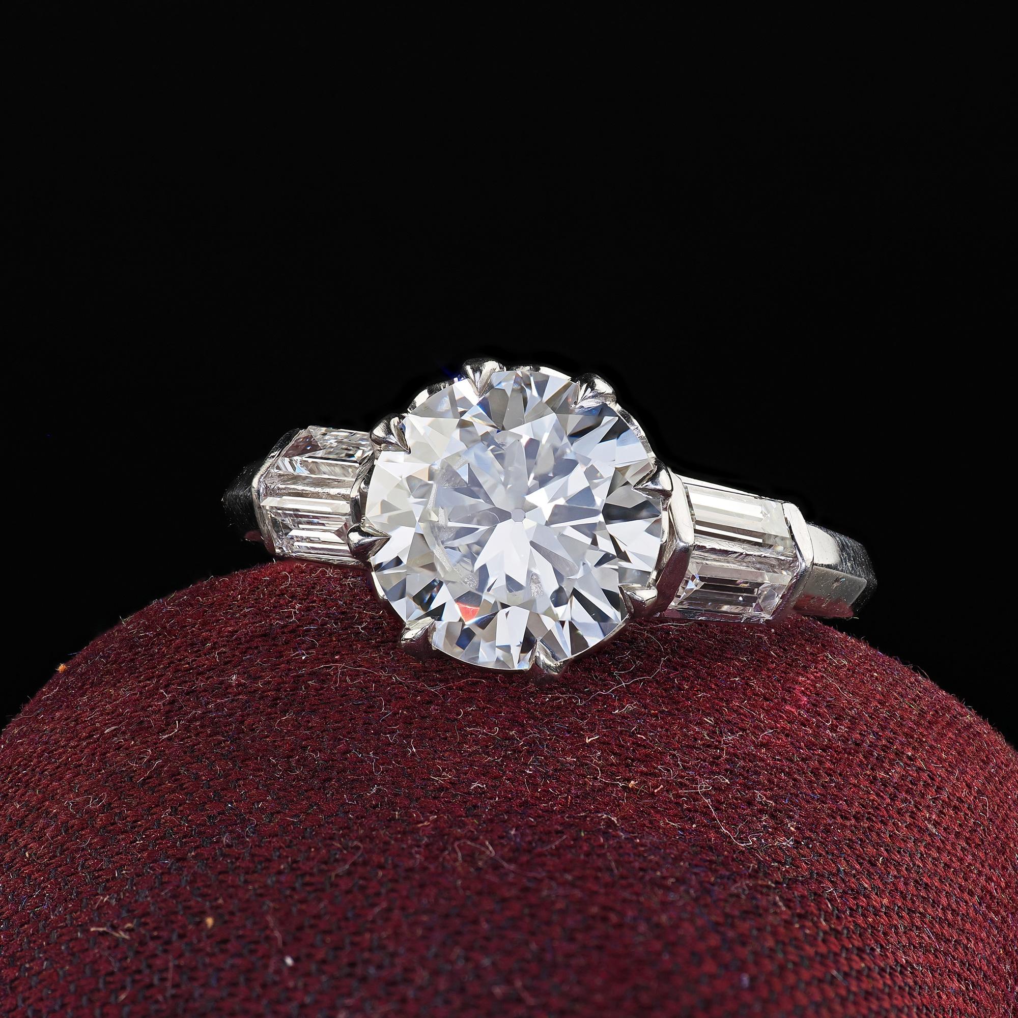 Bellissimo anello di fidanzamento vintage retrò in platino con diamanti e baguette - GIA. Questo splendido anello di fidanzamento con diamante vintage Retro old cut è realizzato in platino. Questo anello presenta un bellissimo diamante antico dal