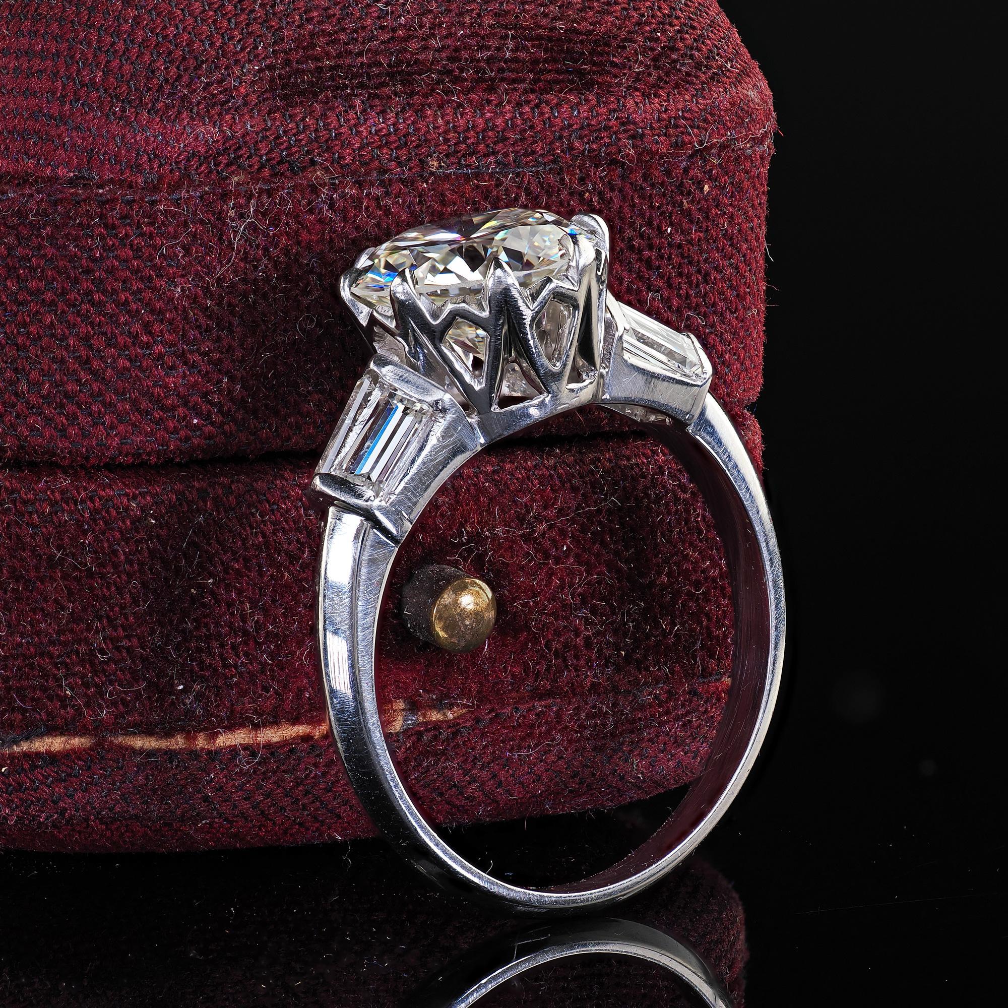 Rétro Anello di fidanzamento vintage retrò in platino con diamanti taglio vecchio e baguette - GIA in vendita