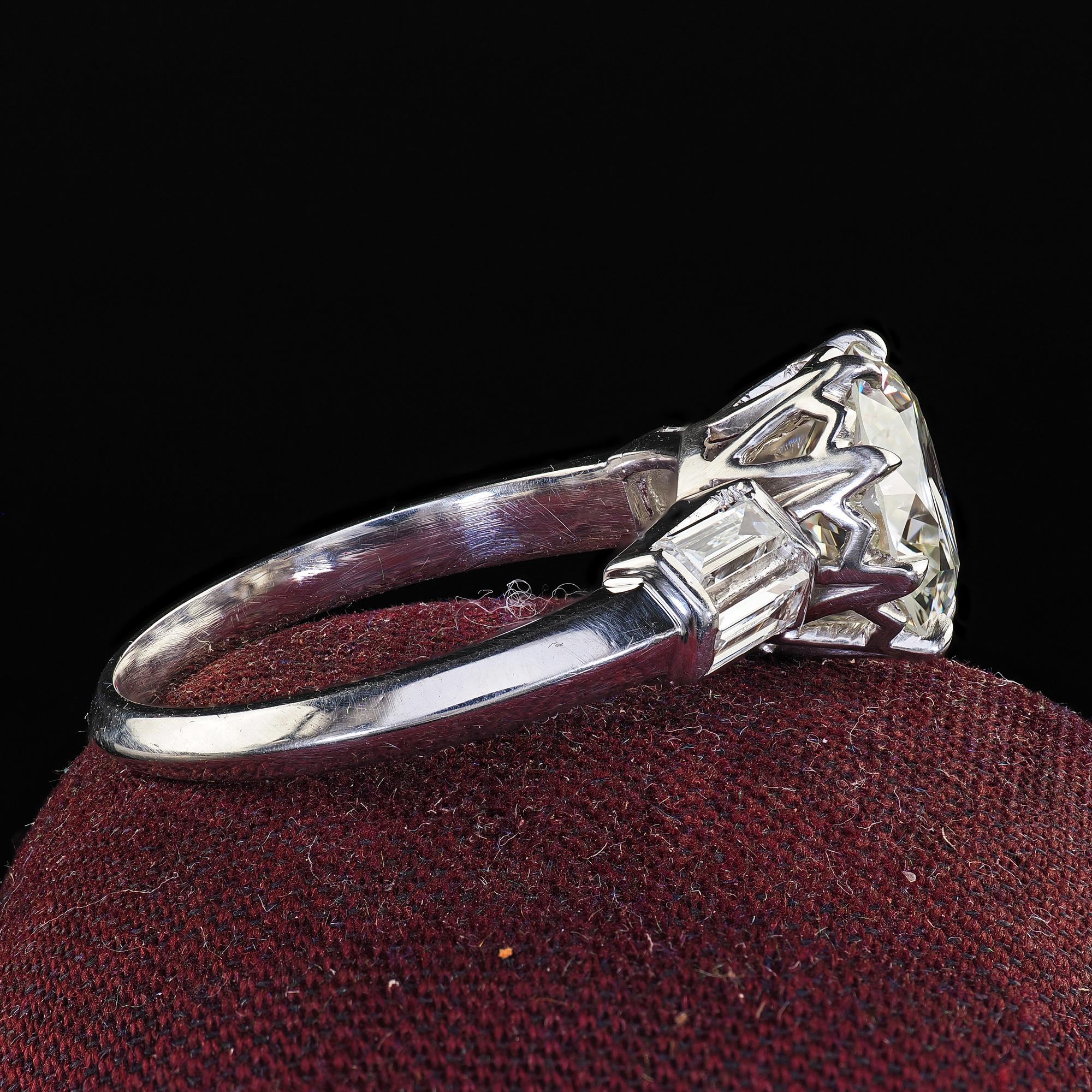 Taglio baguette Anello di fidanzamento vintage retrò in platino con diamanti taglio vecchio e baguette - GIA in vendita