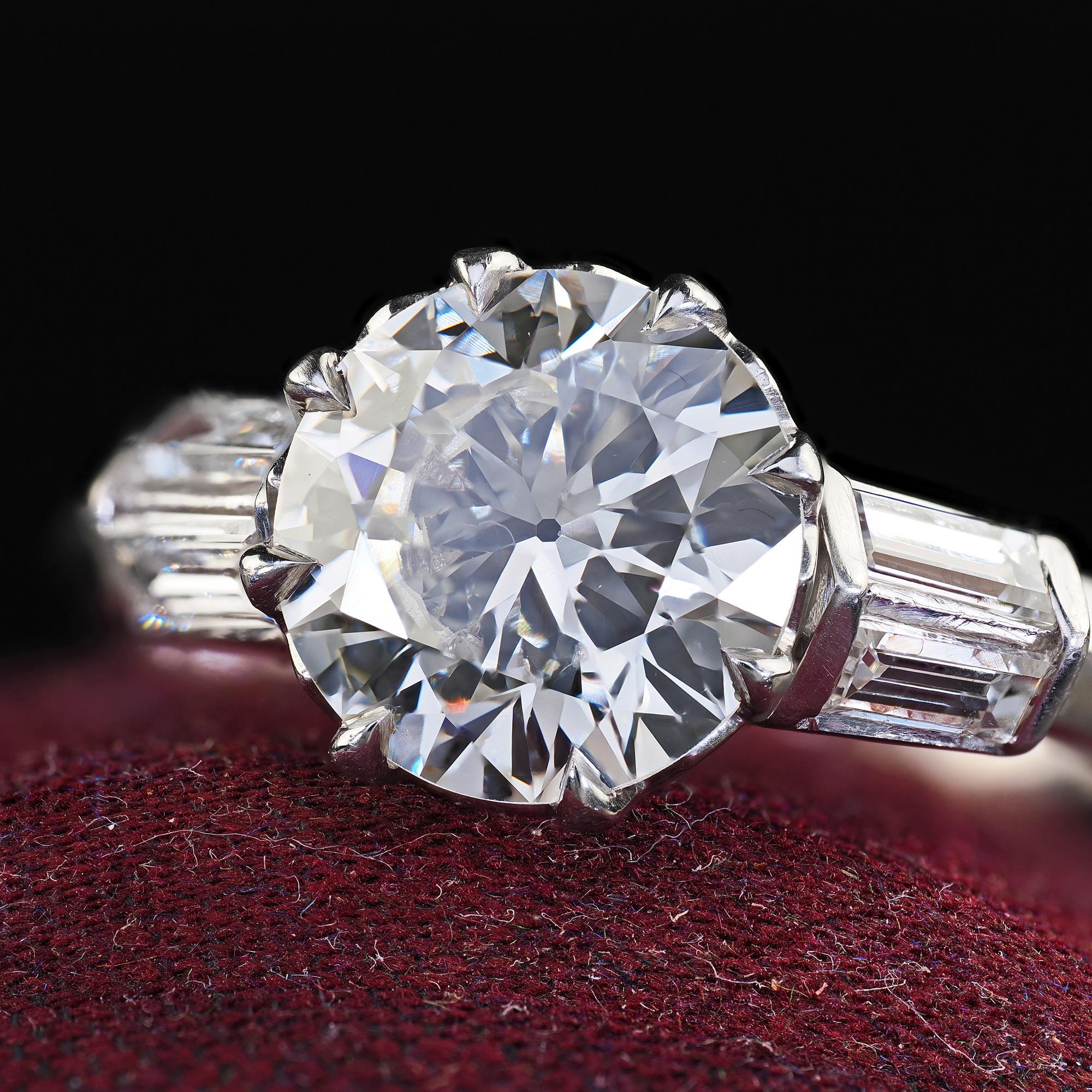 Donna Anello di fidanzamento vintage retrò in platino con diamanti taglio vecchio e baguette - GIA in vendita
