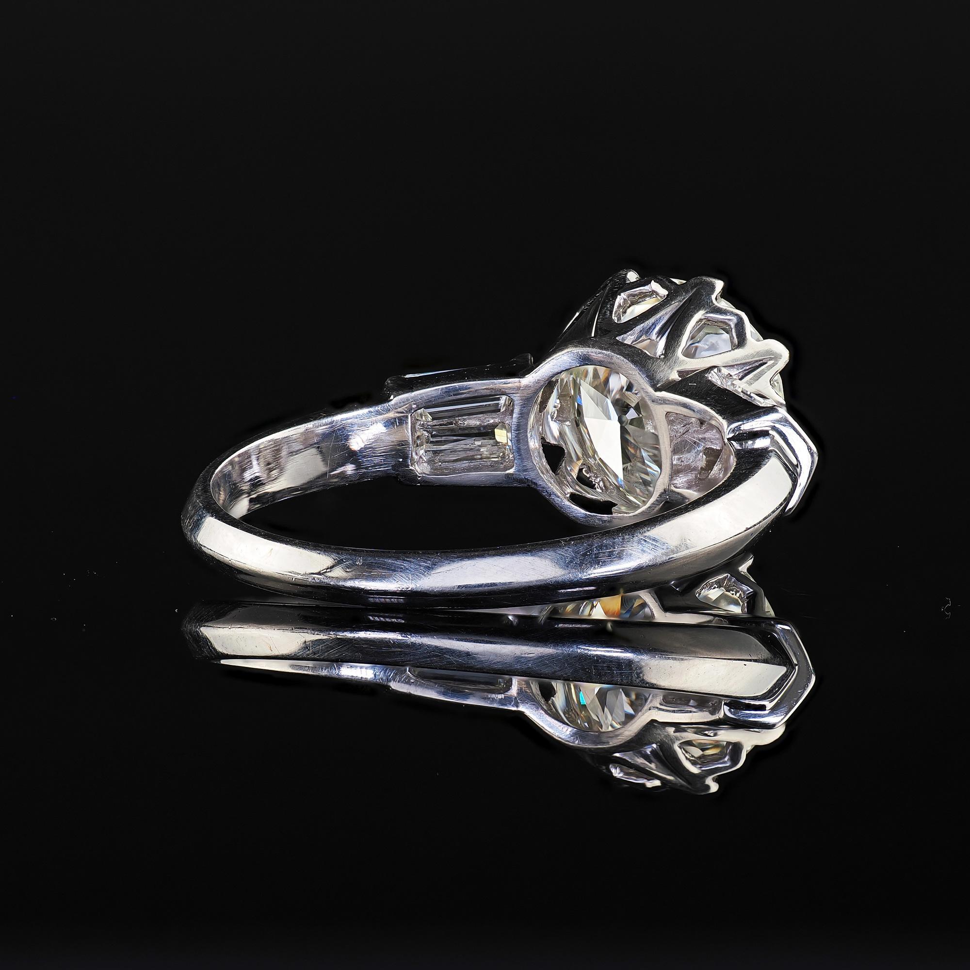 Anello di fidanzamento vintage retrò in platino con diamanti taglio vecchio e baguette - GIA in vendita 3