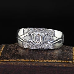 Anello vintage retrò in platino con diamante a taglio smeraldo a forma di aquilone e fascia larga
